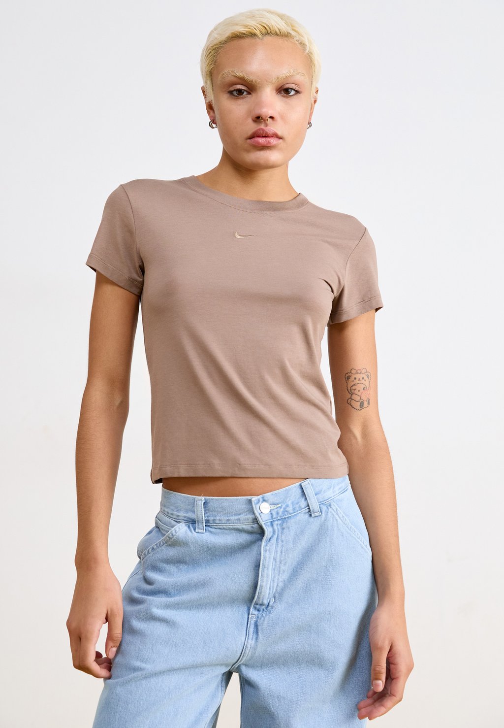 Базовая футболка Nike Sportswear, коричневый
Базовая футболка Nike Sportswear, коричневый