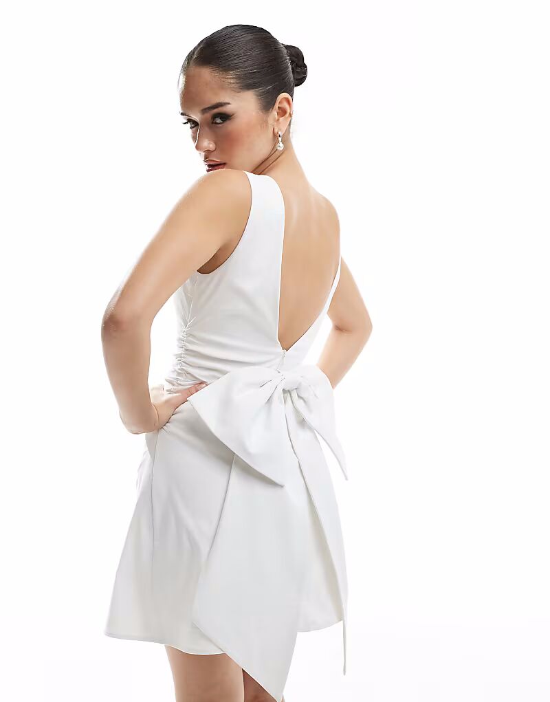 TFNC Bridal структурированное мини-платье из бенгалина с бантом на спине белого цвета
TFNC Bridal структурированное мини-платье из бенгалина с бантом на спине белого цвета