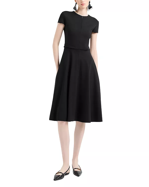 Платье А-силуэта из трикотажа Punto Milano с коротким рукавом, длиной до колена. Emporio Armani, черный
Платье А-силуэта из трикотажа Punto Milano с коротким рукавом, длиной до колена. Emporio Armani, черный