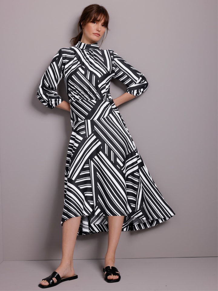 Платье макси с принтом черного и экрю creation L
Платье макси с принтом черного и экрю creation L