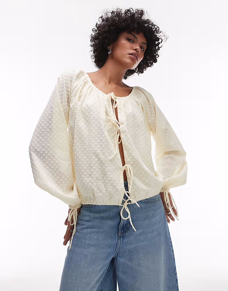 Топ Topshop с завязкой спереди и сборкой на шее цвета пахты
Топ Topshop с завязкой спереди и сборкой на шее цвета пахты