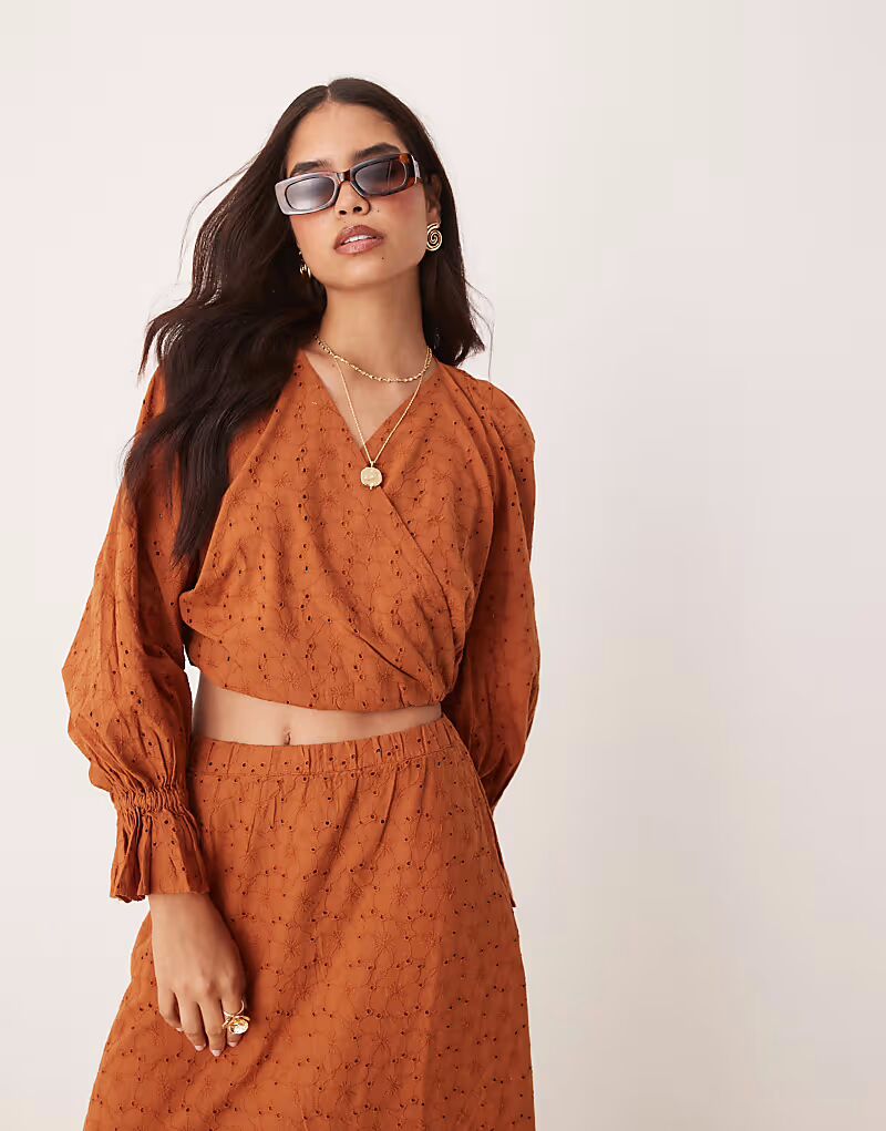 Топ премиум-класса ASOS DESIGN coord с объемными рукавами и вышивкой коричневого цвета
Топ премиум-класса ASOS DESIGN coord с объемными рукавами и вышивкой коричневого цвета