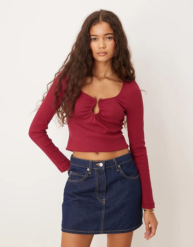 Топ ASOS DESIGN с длинными рукавами, вырезом-капелькой и фурнитурой бордового цвета 
Топ ASOS DESIGN с длинными рукавами, вырезом-капелькой и фурнитурой бордового цвета