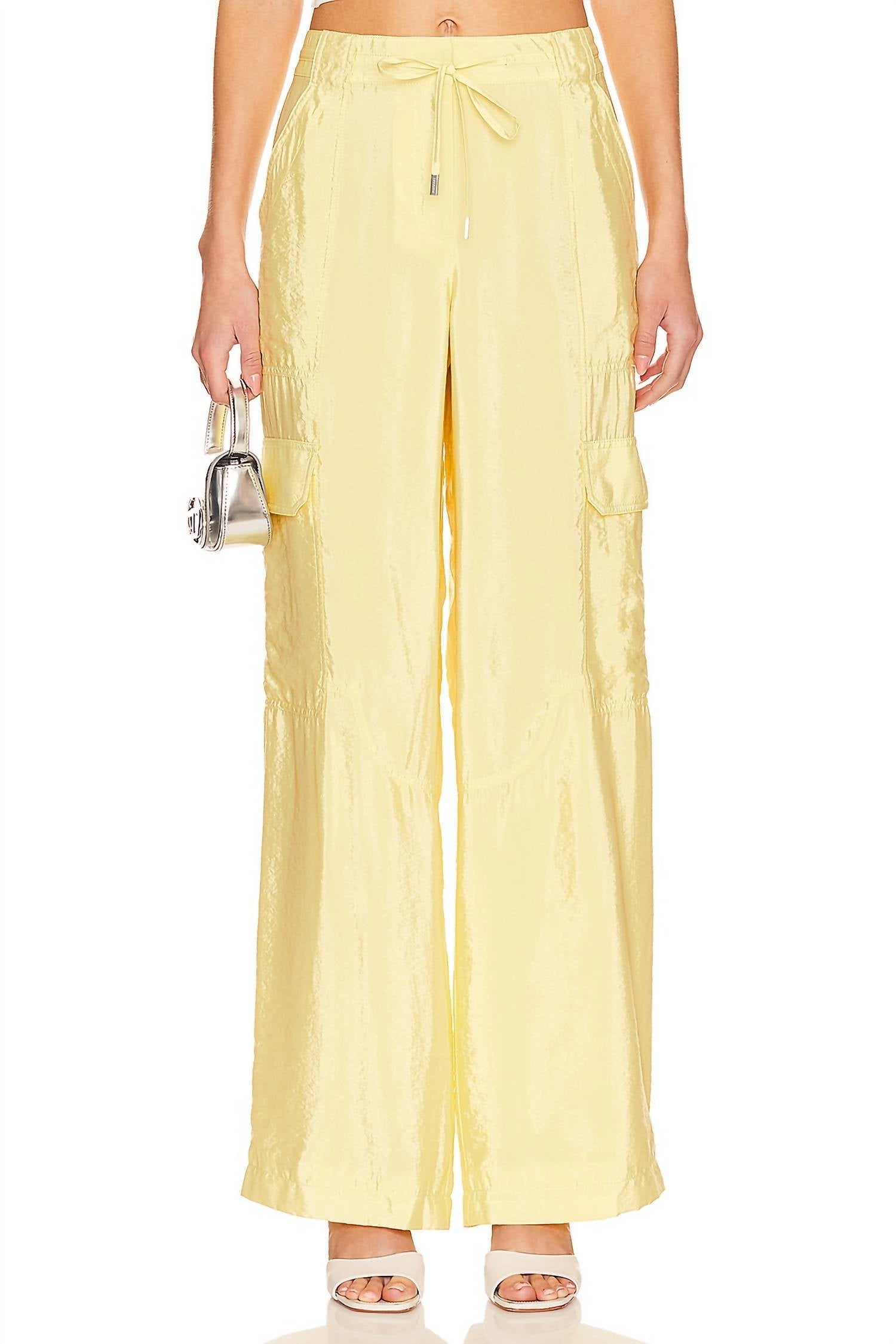 Парашютные утилитарные брюки Aurora в серном цвете SIMKHAI, Sulfur
Парашютные утилитарные брюки Aurora в серном цвете SIMKHAI, Sulfur