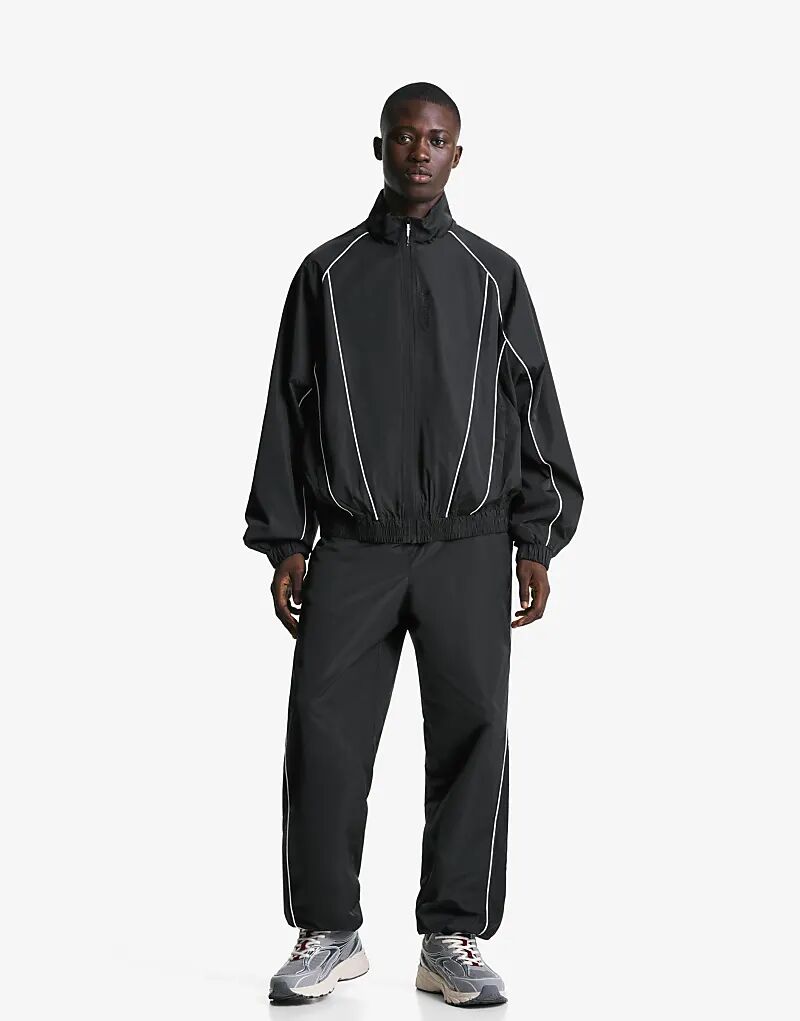 Свободные спортивные брюки Bershka Technical черного цвета
Свободные спортивные брюки Bershka Technical черного цвета