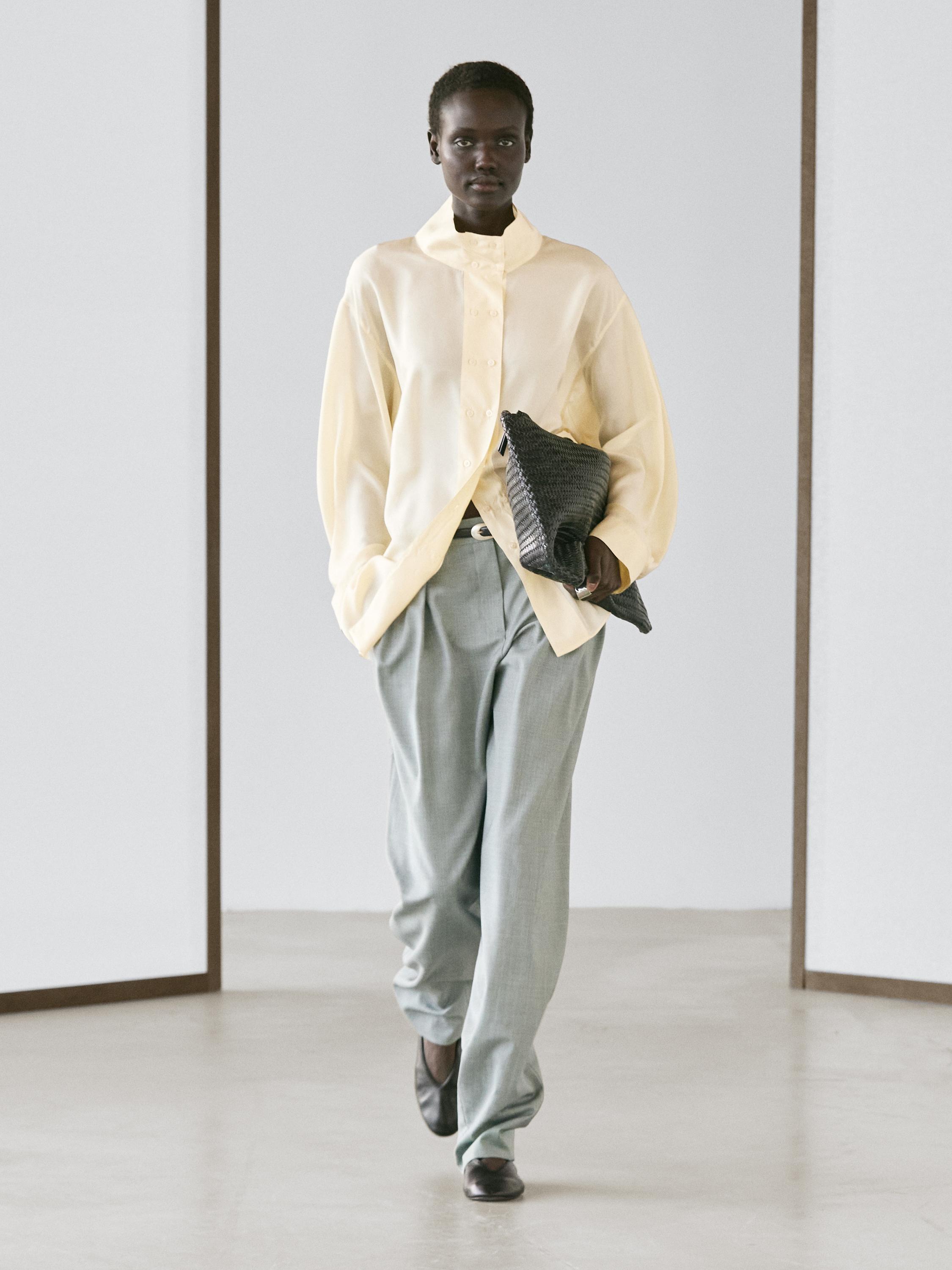 Шелковая рубашка с акцентной пуговицей Massimo Dutti, vanilla
Шелковая рубашка с акцентной пуговицей Massimo Dutti, vanilla