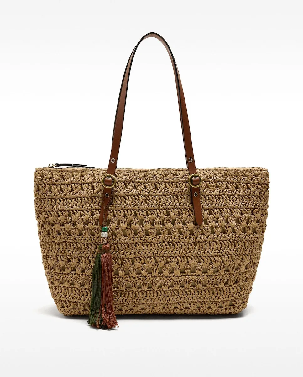 Сумка-шоппер из эффекта рафии с бахромой на брелоке и застежкой-молнией Parfois, коричневый
Сумка-шоппер из эффекта рафии с бахромой на брелоке и застежкой-молнией Parfois, коричневый