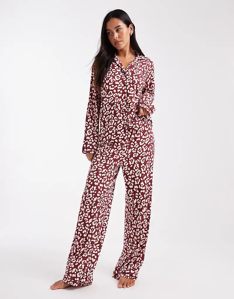 Уютный пижамный комплект Revere из супермягкого джерси с окантовкой и принтом красного леопарда
Уютный пижамный комплект Revere из супермягкого джерси с окантовкой и принтом красного леопарда