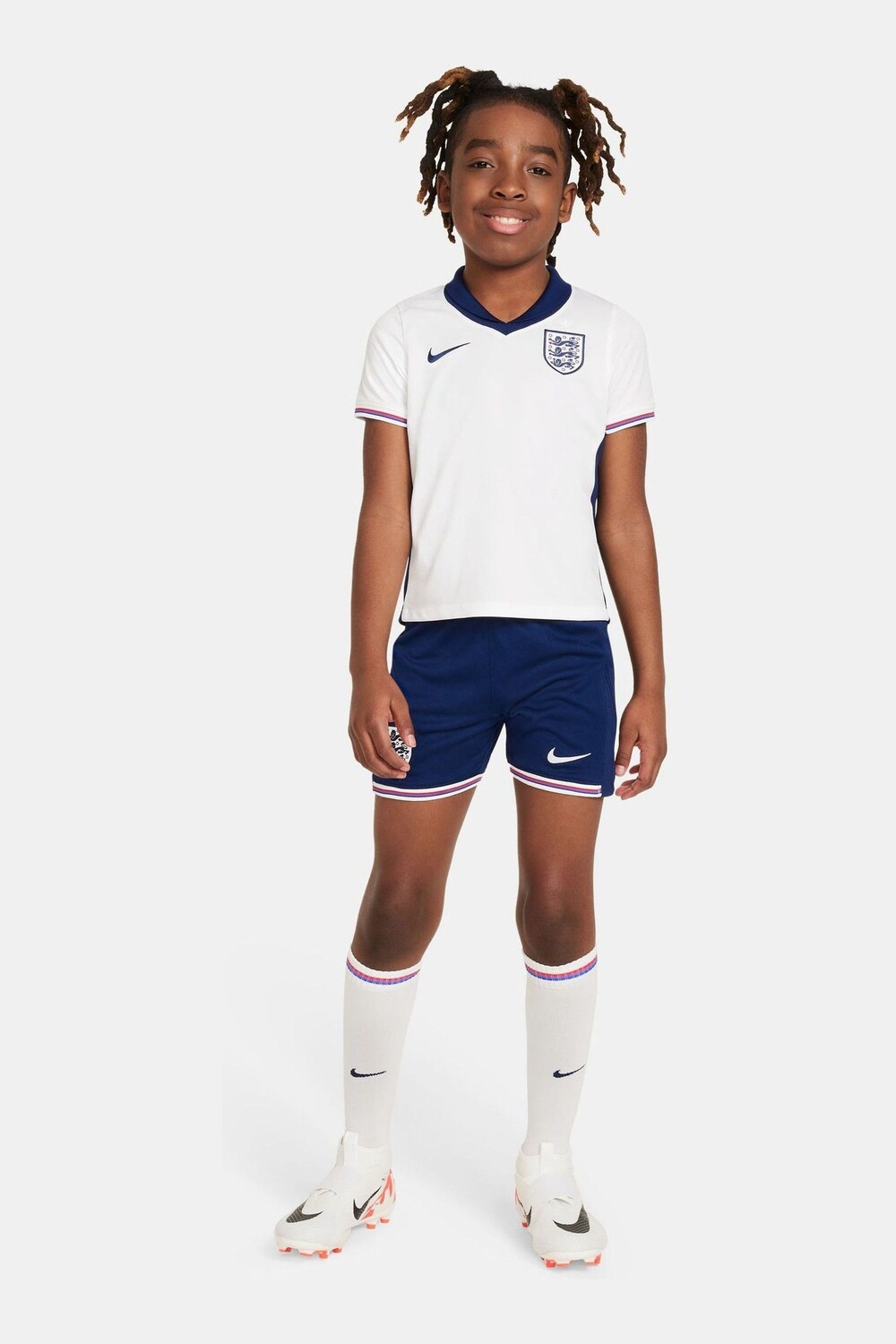 Футбольная форма Dri Fit England Home для маленьких детей из 3 предметов Nike, белый
Футбольная форма Dri Fit England Home для маленьких детей из 3 предметов Nike, белый