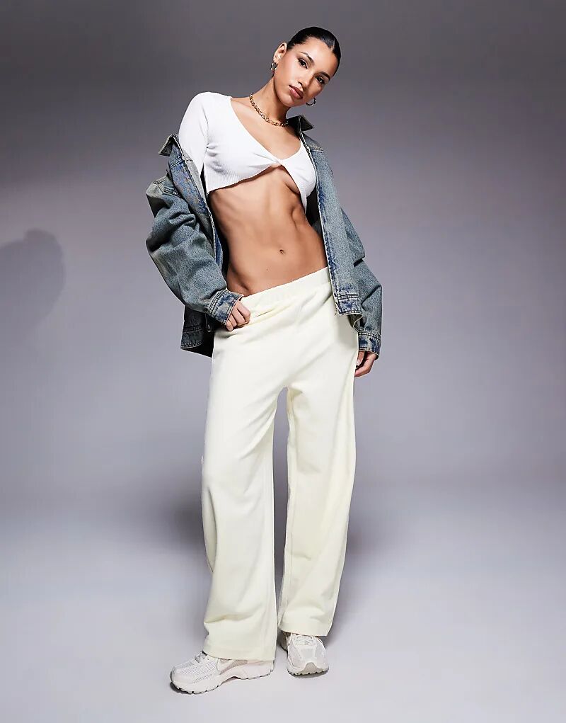 Спортивные брюки ASOS DESIGN с застежкой-бочонком цвета пахты
Спортивные брюки ASOS DESIGN с застежкой-бочонком цвета пахты