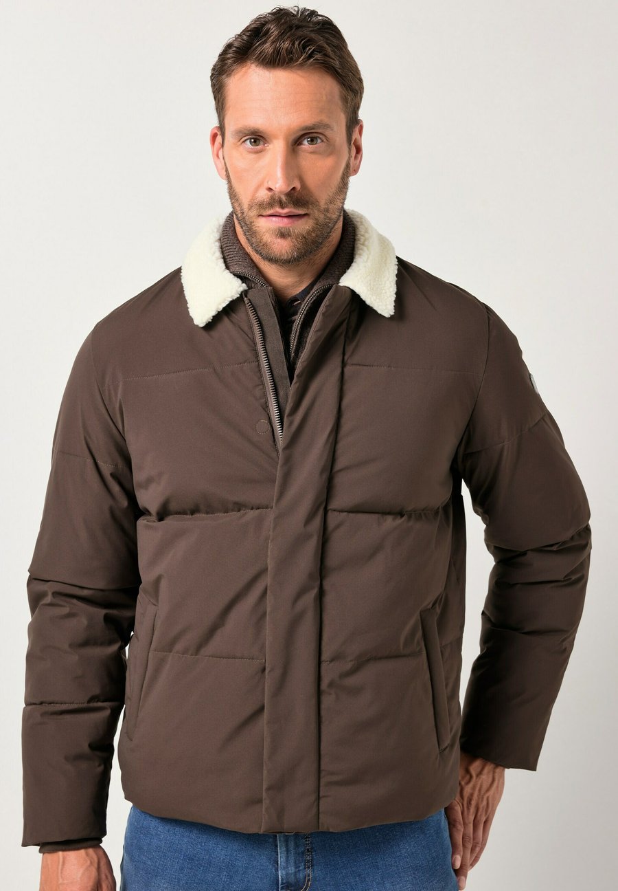 Куртка JP1880 COLLAR ZIP POCKETS, Hazelnut/Brown
Куртка JP1880 COLLAR ZIP POCKETS, Hazelnut/Brown