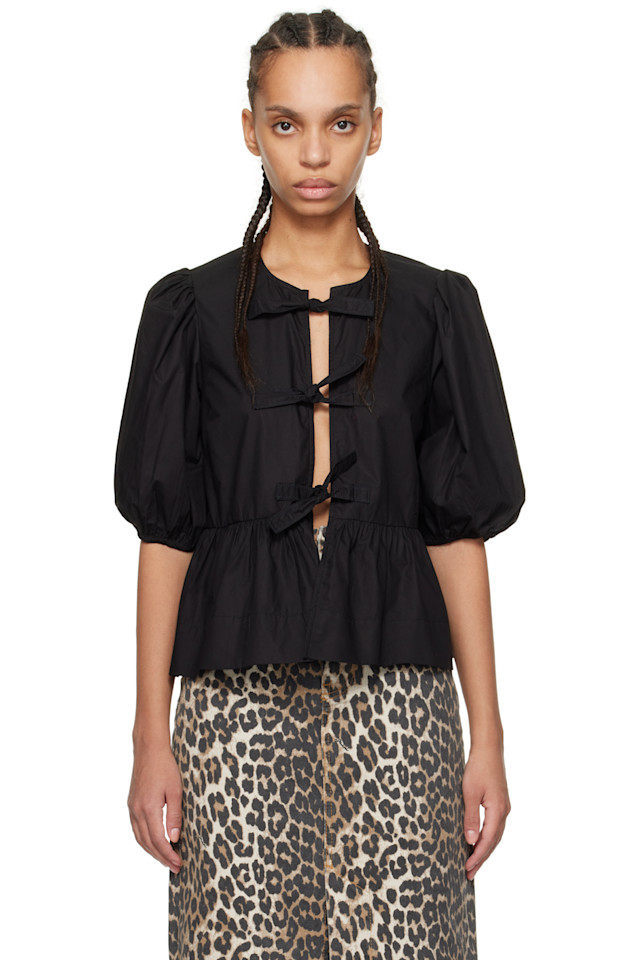 Хлопковая поплиновая блузка с баской и завязками Ganni, черный
Хлопковая поплиновая блузка с баской и завязками Ganni, черный
