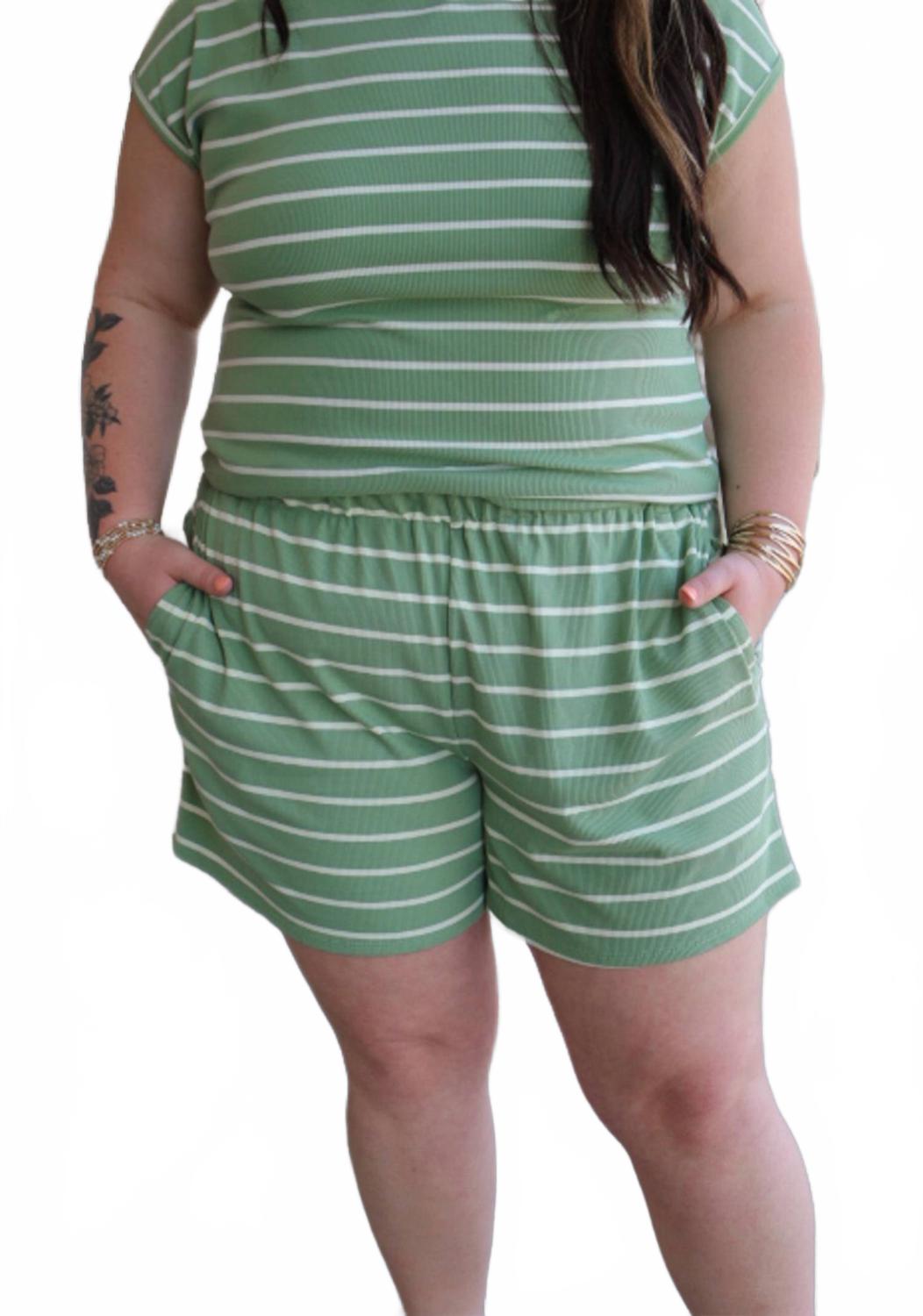 Простые шорты Faye в цвете шалфей/белый Adrienne
Простые шорты Faye в цвете шалфей/белый Adrienne