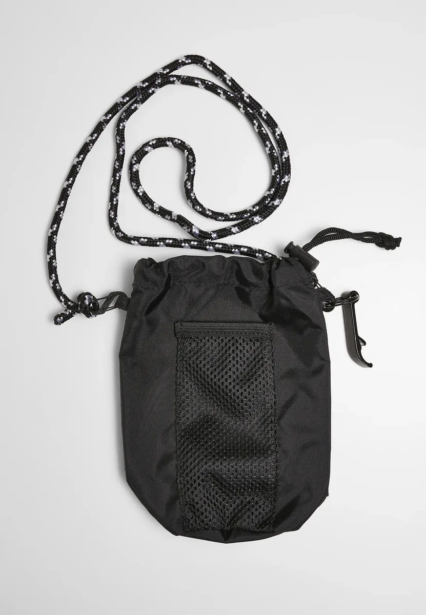 Сумка-ведро URBAN CLASSICS " Urban Classics Unisex Recycled Polyester Bottle Holder Neckpouch" (1 шт.), черный
Сумка-ведро URBAN CLASSICS " Urban Classics Unisex Recycled Polyester Bottle Holder Neckpouch" (1 шт.), черный