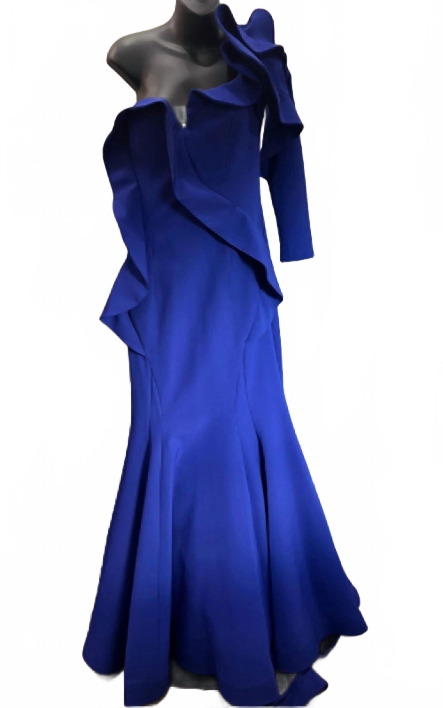 Платье-русалка с односпущенным плечом и рюшами в королевском синем цвете La Pateau
Платье-русалка с односпущенным плечом и рюшами в королевском синем цвете La Pateau