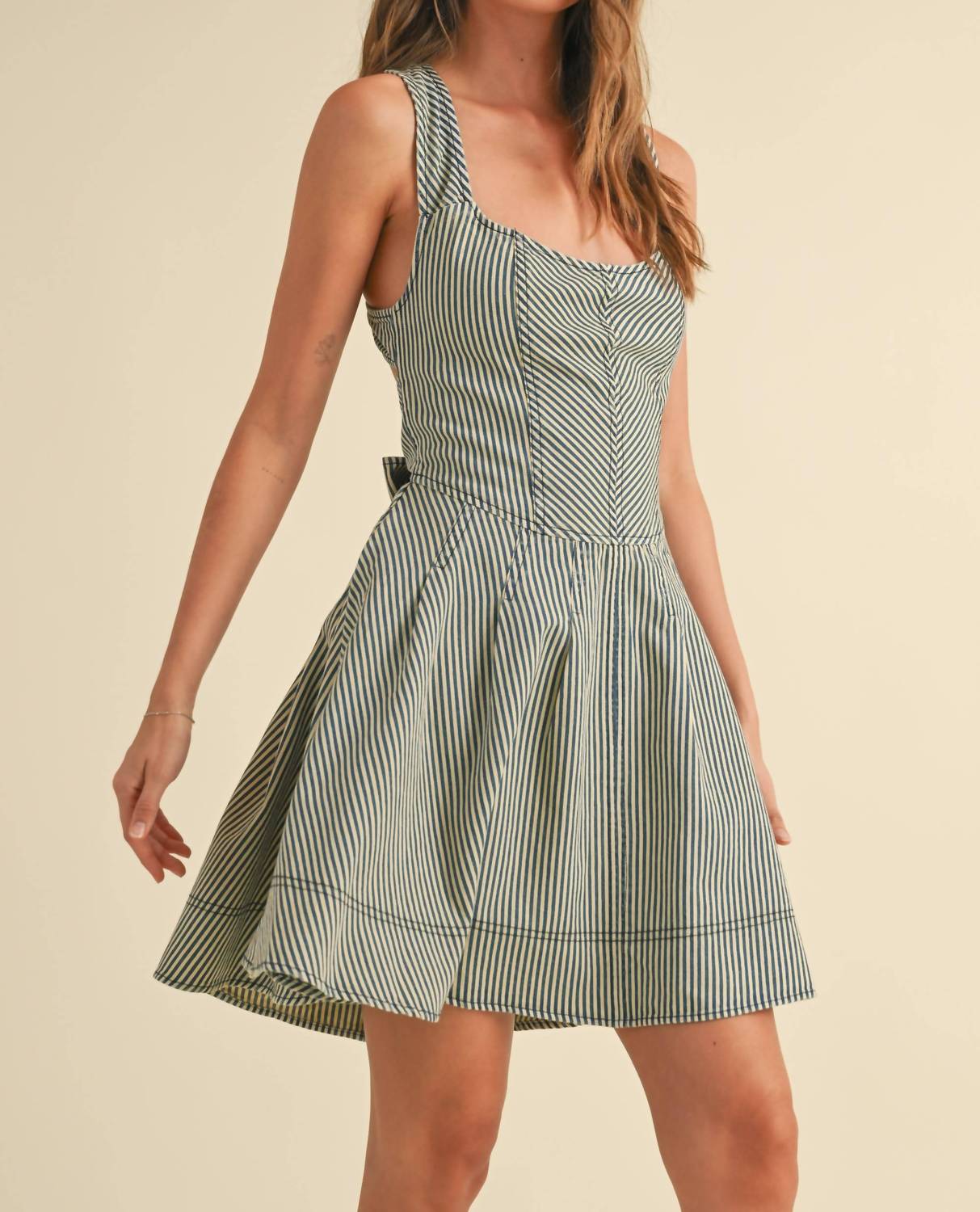 Платье Melody с перекрещивающимися бретелями в темно-синем цвете MIOU MUSE
Платье Melody с перекрещивающимися бретелями в темно-синем цвете MIOU MUSE