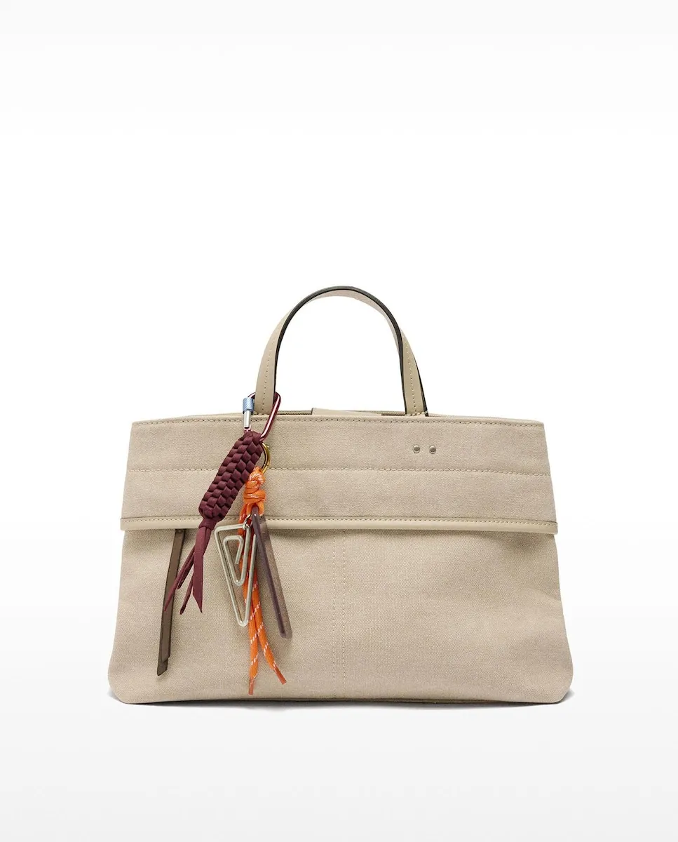 Сумка-тоут с возможностью ношения через плечо, несколькими отделениями и магнитной застежкой со съемным брелоком Parfois, бежевый
Сумка-тоут с возможностью ношения через плечо, несколькими отделениями и магнитной застежкой со съемным брелоком Parfois, бежевый