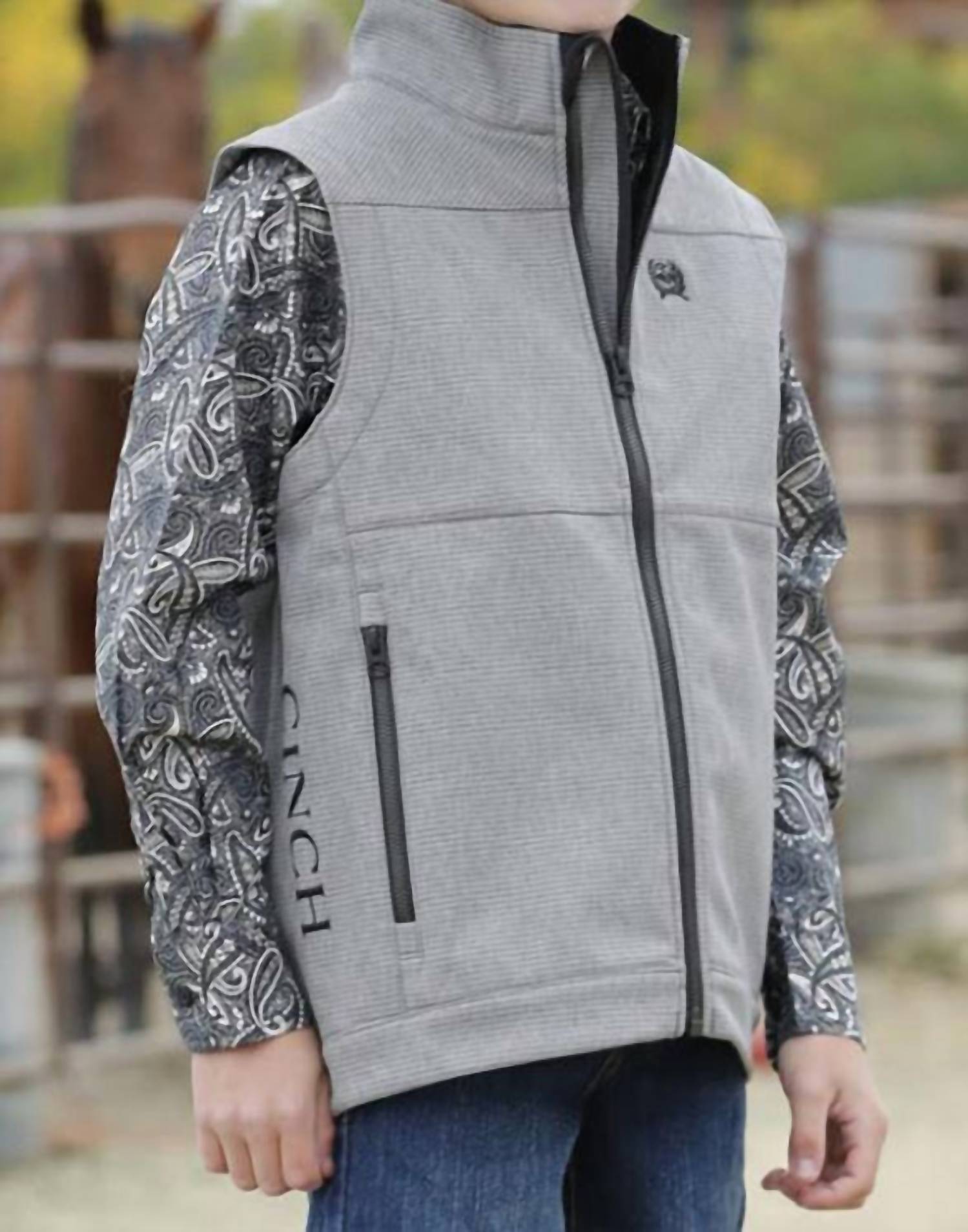 Мужская полосатая утепленная флисовая жилетка с логотипом на молнии, серая CINCH, серый
Мужская полосатая утепленная флисовая жилетка с логотипом на молнии, серая CINCH, серый