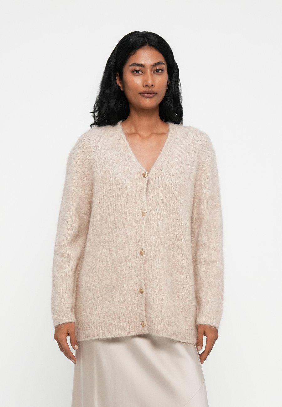 Кардиган Bruuns Bazaar SYRINGA BRUSHED VERNA , Beige
Кардиган Bruuns Bazaar SYRINGA BRUSHED VERNA , Beige