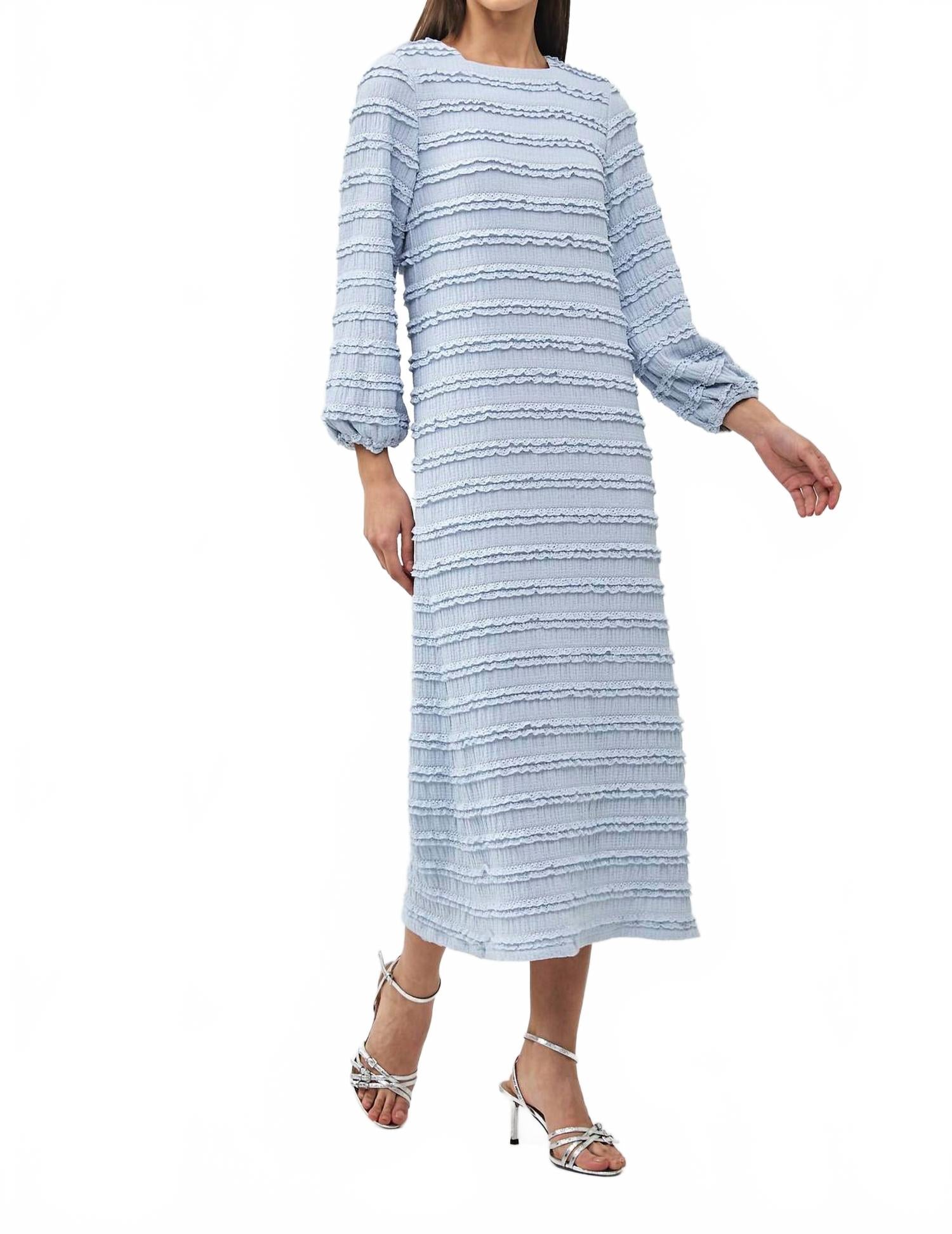 Camellia Элегантное длинное платье-макси с длинными рукавами и фактурной поверхностью, синего цвета
Camellia Элегантное длинное платье-макси с длинными рукавами и фактурной поверхностью, синего цвета