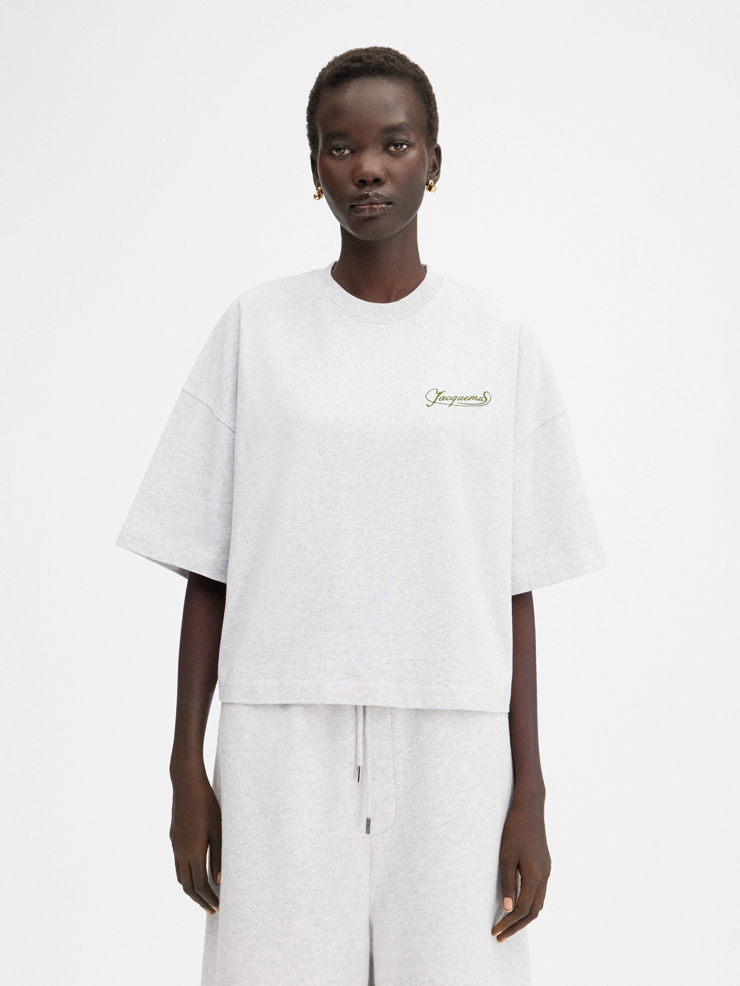 Футболка свободного кроя с вышивкой JACQUEMUS The Corto t-shirt, цвет Uni Club Grey
Футболка свободного кроя с вышивкой JACQUEMUS The Corto t-shirt, цвет Uni Club Grey