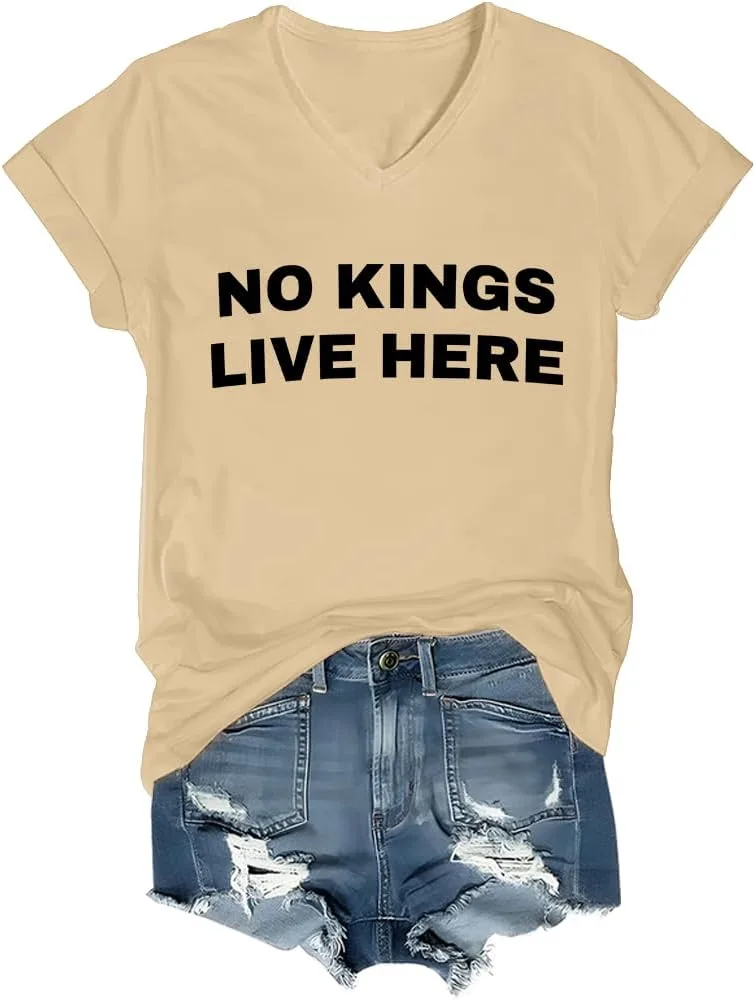 Футболка No Kings Live Here с V-образным вырезом
Футболка No Kings Live Here с V-образным вырезом