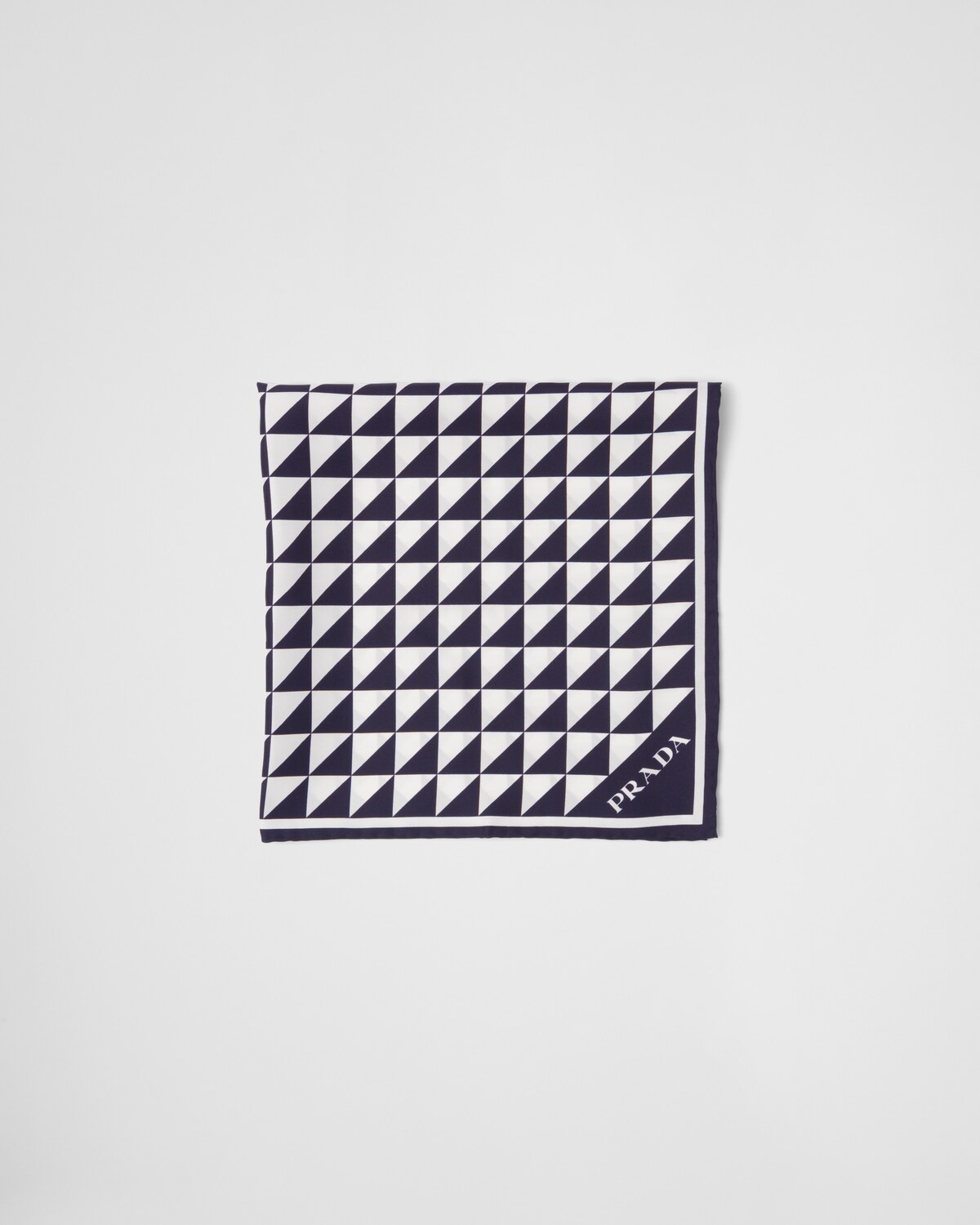 Платок из принтованного шелкового твила 55x55 Prada, синий
Платок из принтованного шелкового твила 55x55 Prada, синий
