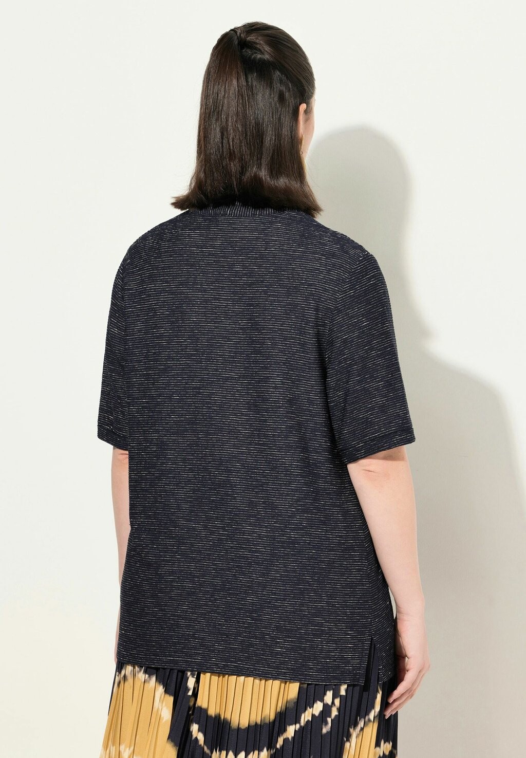 Футболка с принтом TEXTURED SHORT SLEEVE V-NECK Ulla Popken, темно-синий 
Футболка с принтом TEXTURED SHORT SLEEVE V-NECK Ulla Popken, темно-синий