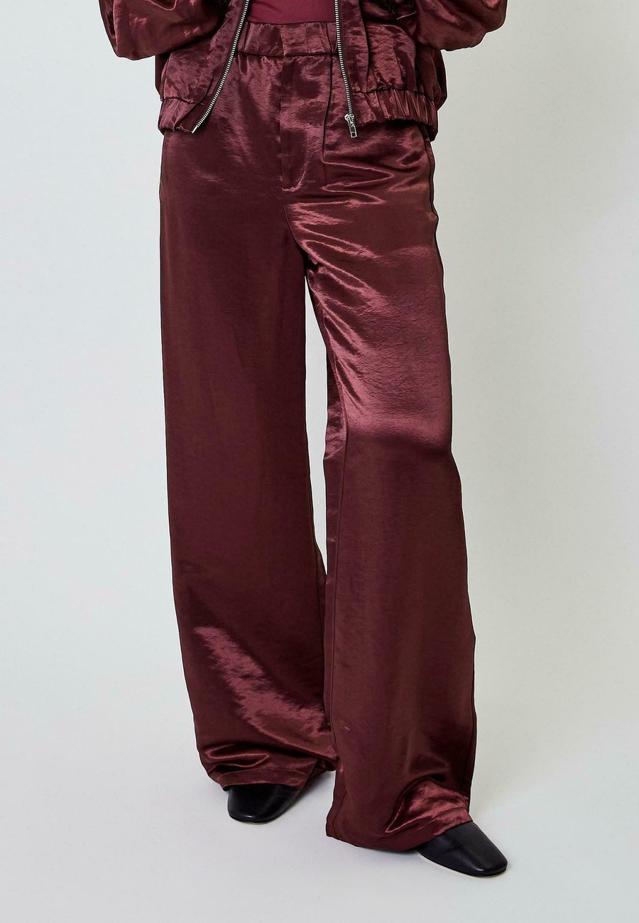 Брюки OH APRIL Trousers, Cherrywood/Berry
Брюки OH APRIL Trousers, Cherrywood/Berry