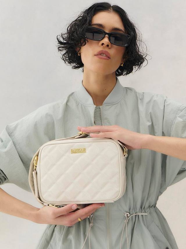 Международная стеганая сумка-кроссбоди Sloane Barbour, Gloss Silver Birch
Международная стеганая сумка-кроссбоди Sloane Barbour, Gloss Silver Birch