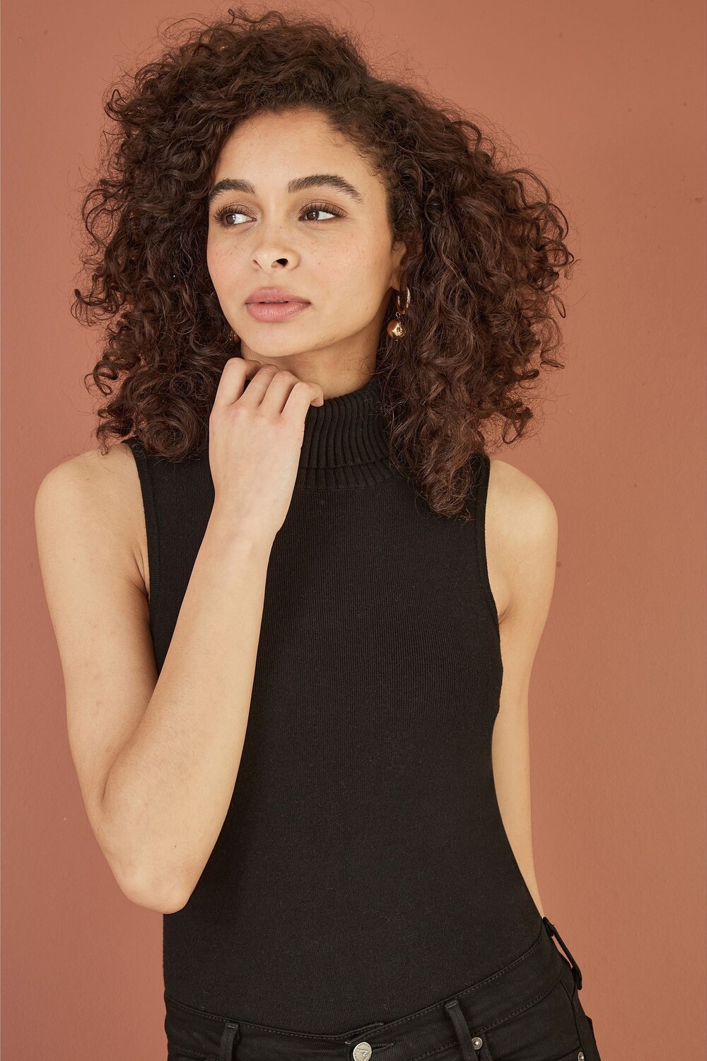 Вязаный джемпер без рукавов с высоким воротом Yumi, черный
Вязаный джемпер без рукавов с высоким воротом Yumi, черный