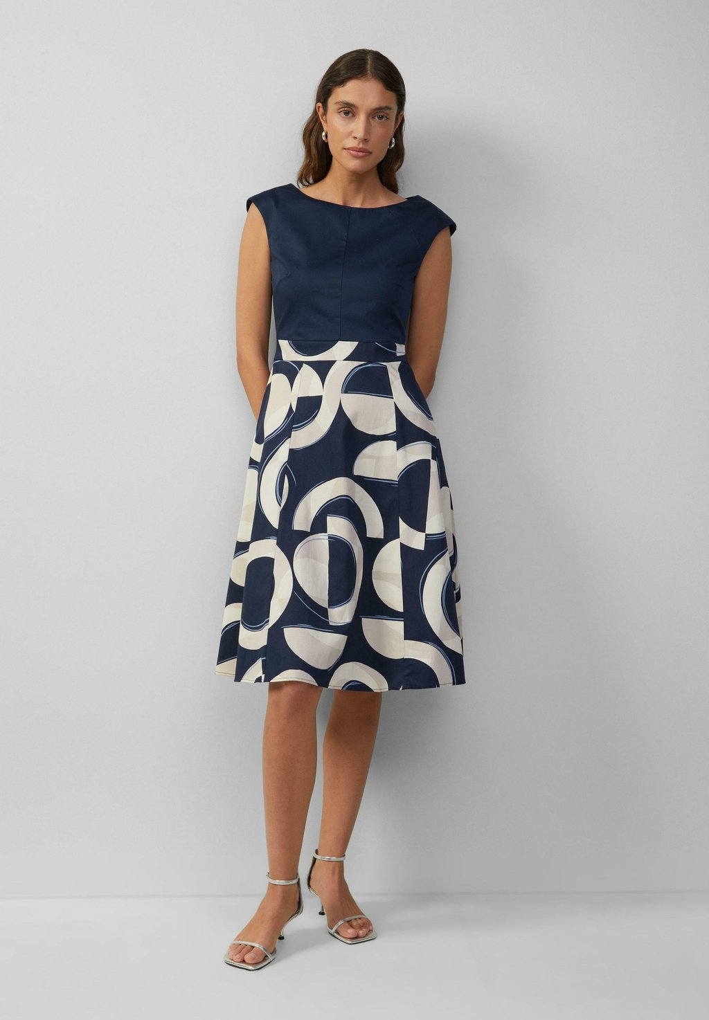 Повседневное платье s.Oliver BLACK LABEL, темно-синий
Повседневное платье s.Oliver BLACK LABEL, темно-синий