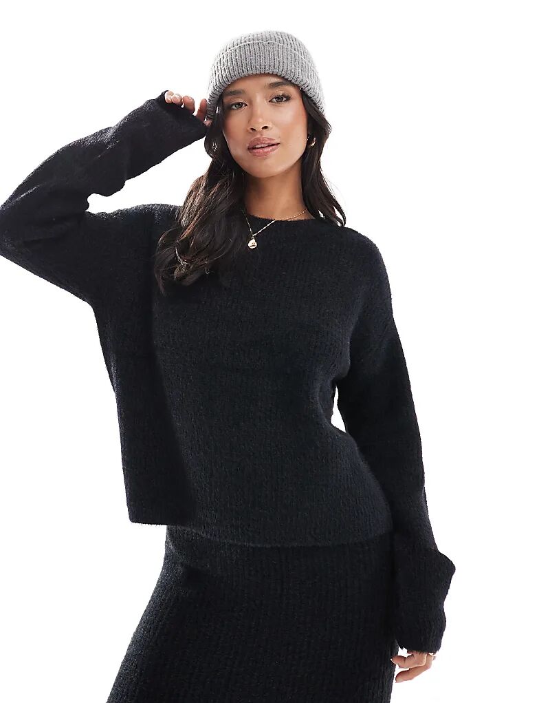 Пушистый джемпер Vero Moda Petite черного цвета
Пушистый джемпер Vero Moda Petite черного цвета