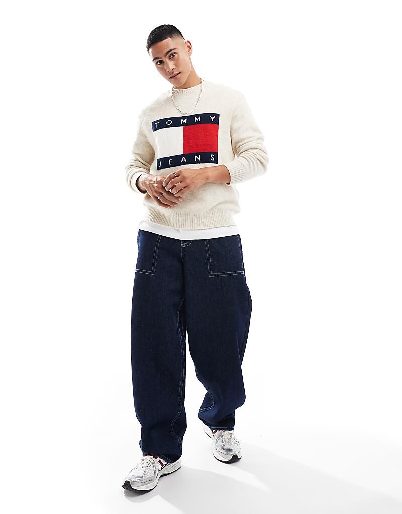 Tommy Jeans – кремово-белый меланжевый свитер с большим логотипом-флагом
Tommy Jeans – кремово-белый меланжевый свитер с большим логотипом-флагом