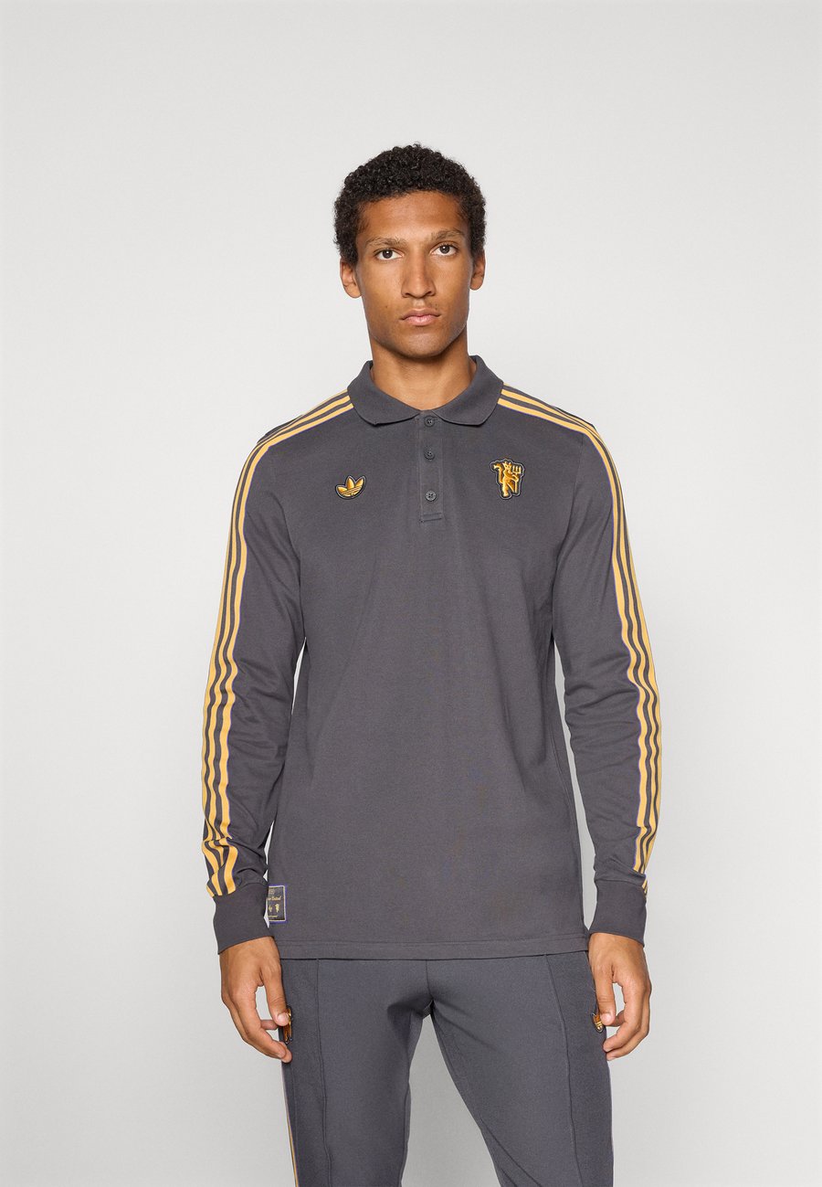 Поло Adidas Originals MANCHESTER UNITED ICON LONG SLEEVE POLO, Utility Black/Black, Черный, Поло Adidas Originals MANCHESTER UNITED ICON LONG SLEEVE POLO, Utility Black/Black
Поло Adidas Originals MANCHESTER UNITED ICON LONG SLEEVE POLO, Utility Black/Black, Черный, Поло Adidas Originals MANCHESTER UNITED ICON LONG SLEEVE POLO, Utility Black/Black