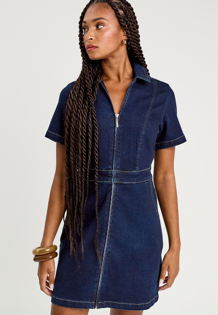 Платье Cache Cache Denim dress, Denim Brut/Light-Blue Denim
Платье Cache Cache Denim dress, Denim Brut/Light-Blue Denim