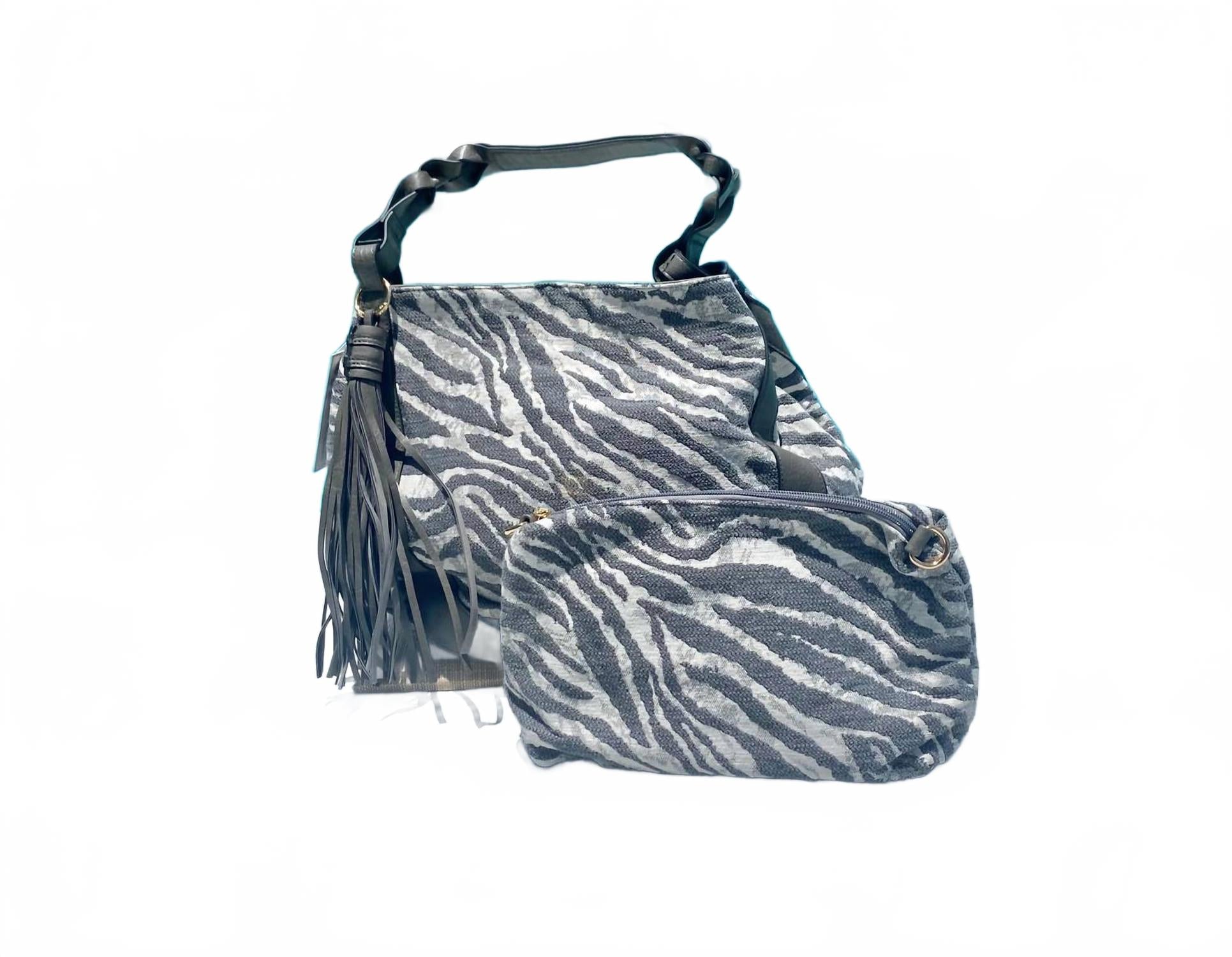 Женская сумка-хобо Nori Vegan Zebra серого цвета Jen & Co.
Женская сумка-хобо Nori Vegan Zebra серого цвета Jen & Co.