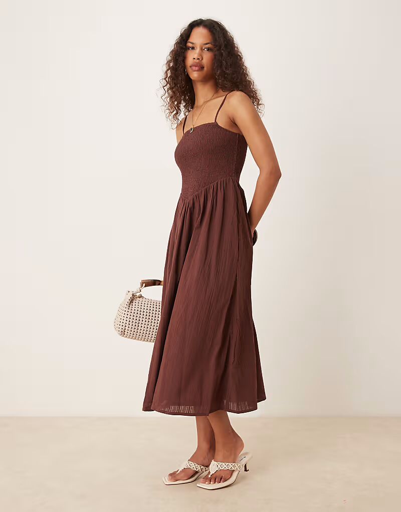 Платье миди на бретелях от Nobody's Child Imogen коричневого цвета с V-образным вырезом на талии
Платье миди на бретелях от Nobody's Child Imogen коричневого цвета с V-образным вырезом на талии