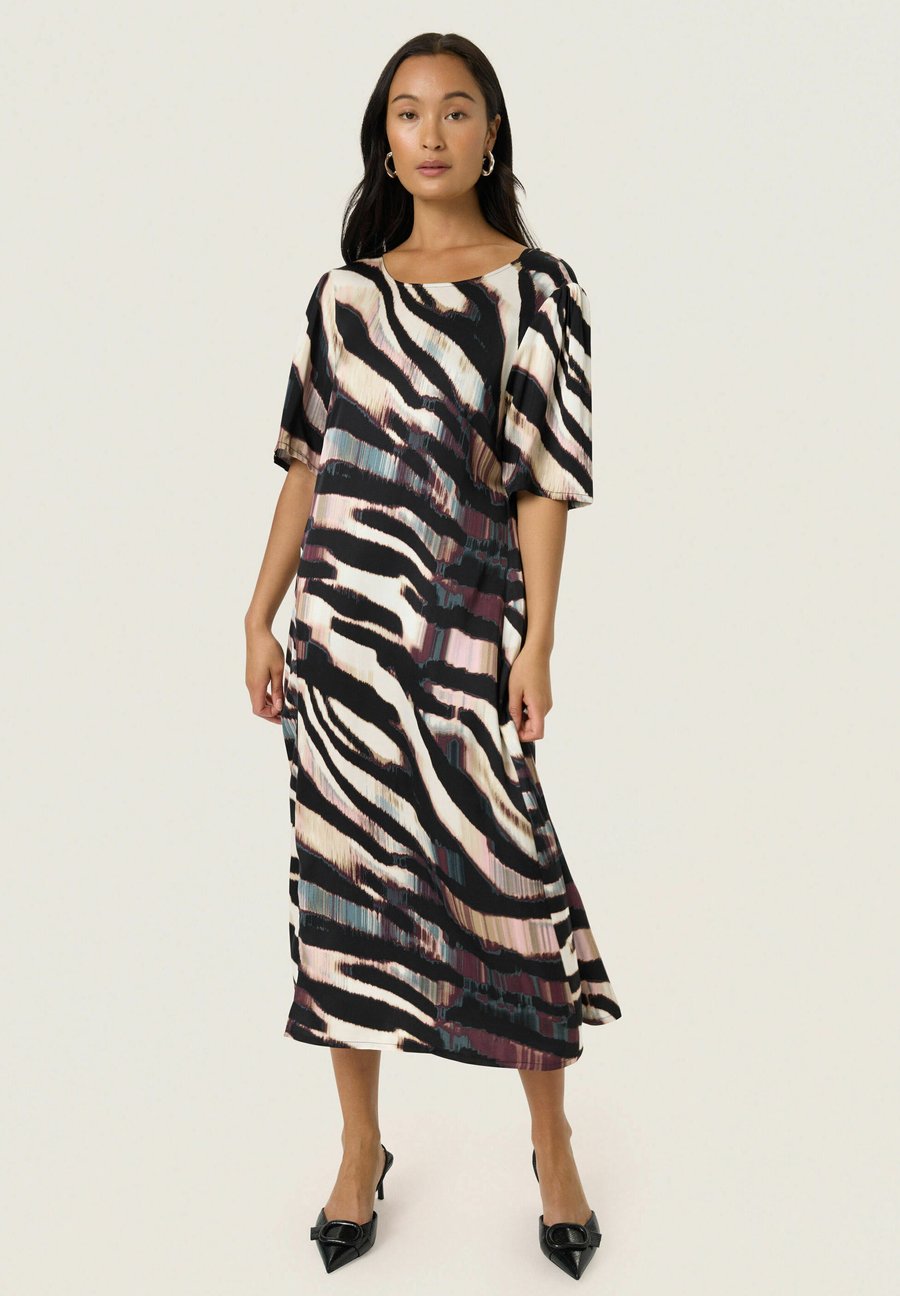 Платье Soaked in Luxury SLCIELA , Animalistic Print/Brown
Платье Soaked in Luxury SLCIELA , Animalistic Print/Brown