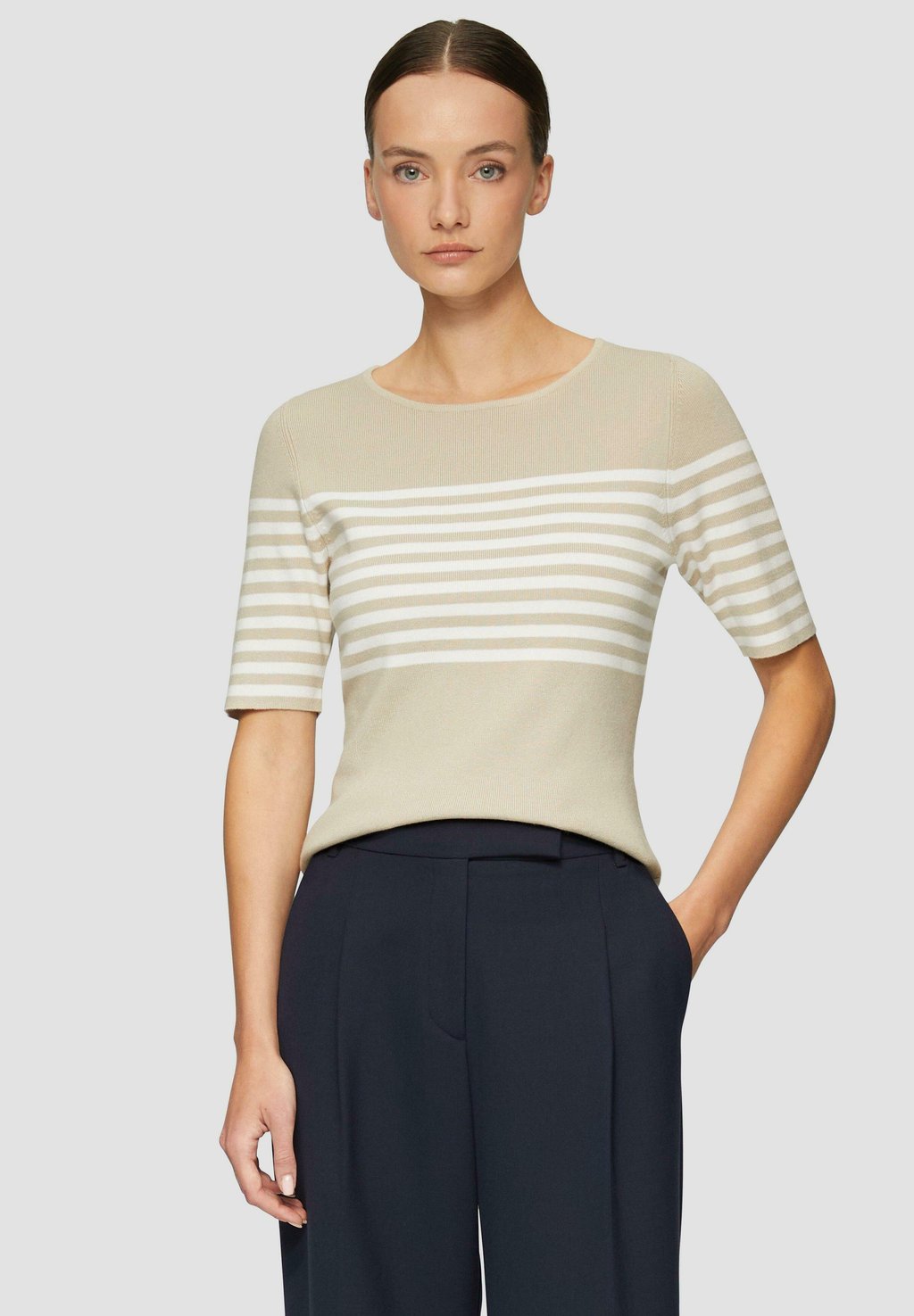 Футболка с принтом GESTREIFTER SLIM-FIT MIT KURZEN ÄRMELN s.Oliver BLACK LABEL, песочный 
Футболка с принтом GESTREIFTER SLIM-FIT MIT KURZEN ÄRMELN s.Oliver BLACK LABEL, песочный