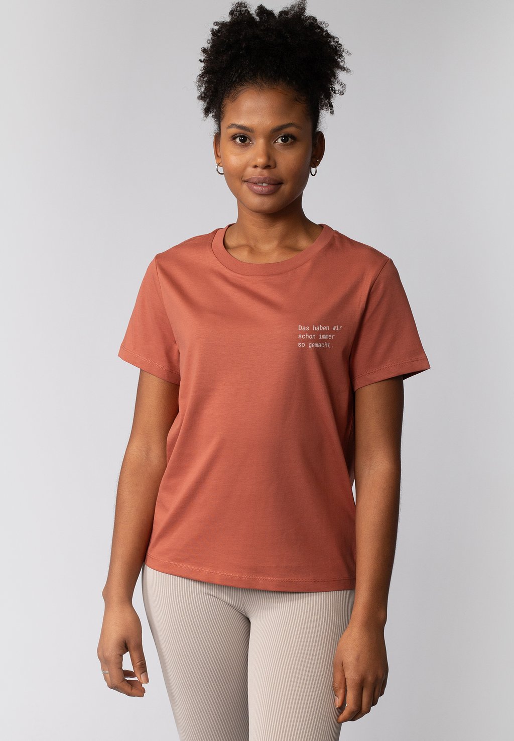 Футболка с принтом DAS HABEN WIR SCHON IMMER SO GEMACHT watapparel, коричневый
Футболка с принтом DAS HABEN WIR SCHON IMMER SO GEMACHT watapparel, коричневый