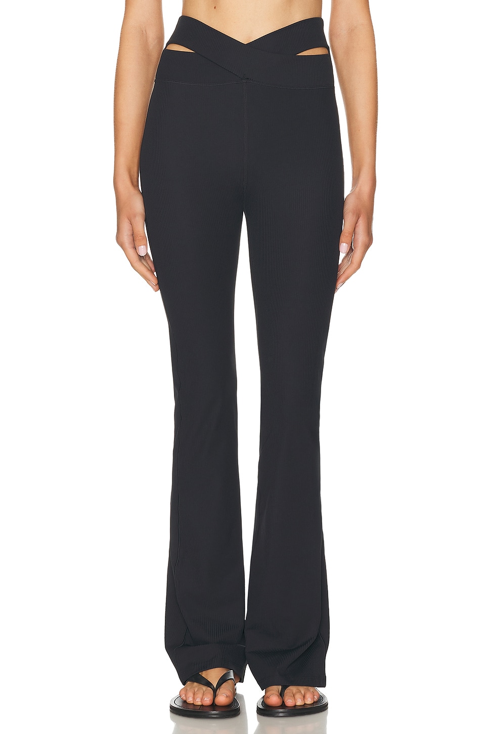 Zenvy Высокие леггинсы с вырезами и мягкой поддержкой, ребристые, расклешенные Nike, Black
Zenvy Высокие леггинсы с вырезами и мягкой поддержкой, ребристые, расклешенные Nike, Black