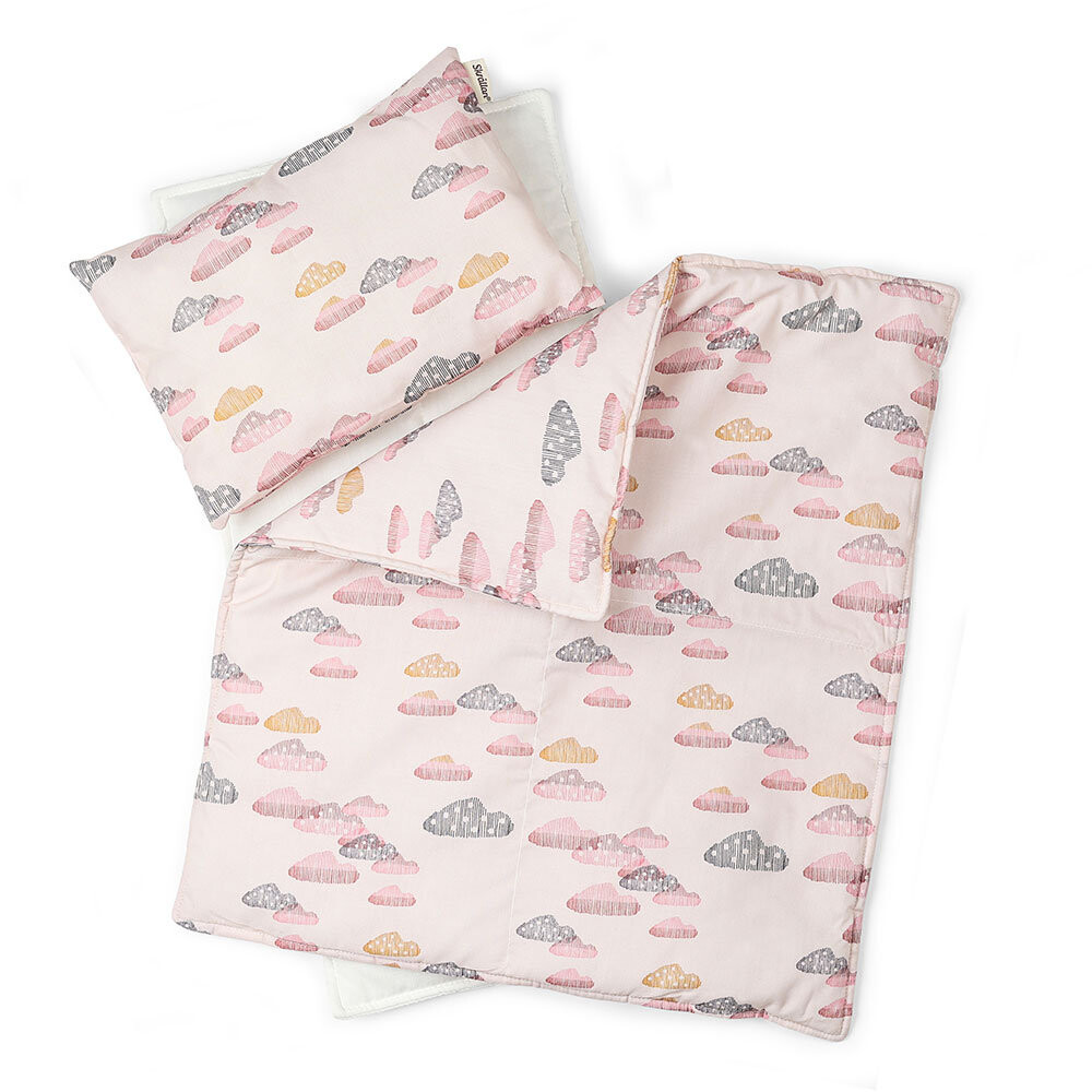 Комплект постельного белья для куклы, большой Скраллан Inna marka
Комплект постельного белья для куклы, большой Скраллан Inna marka