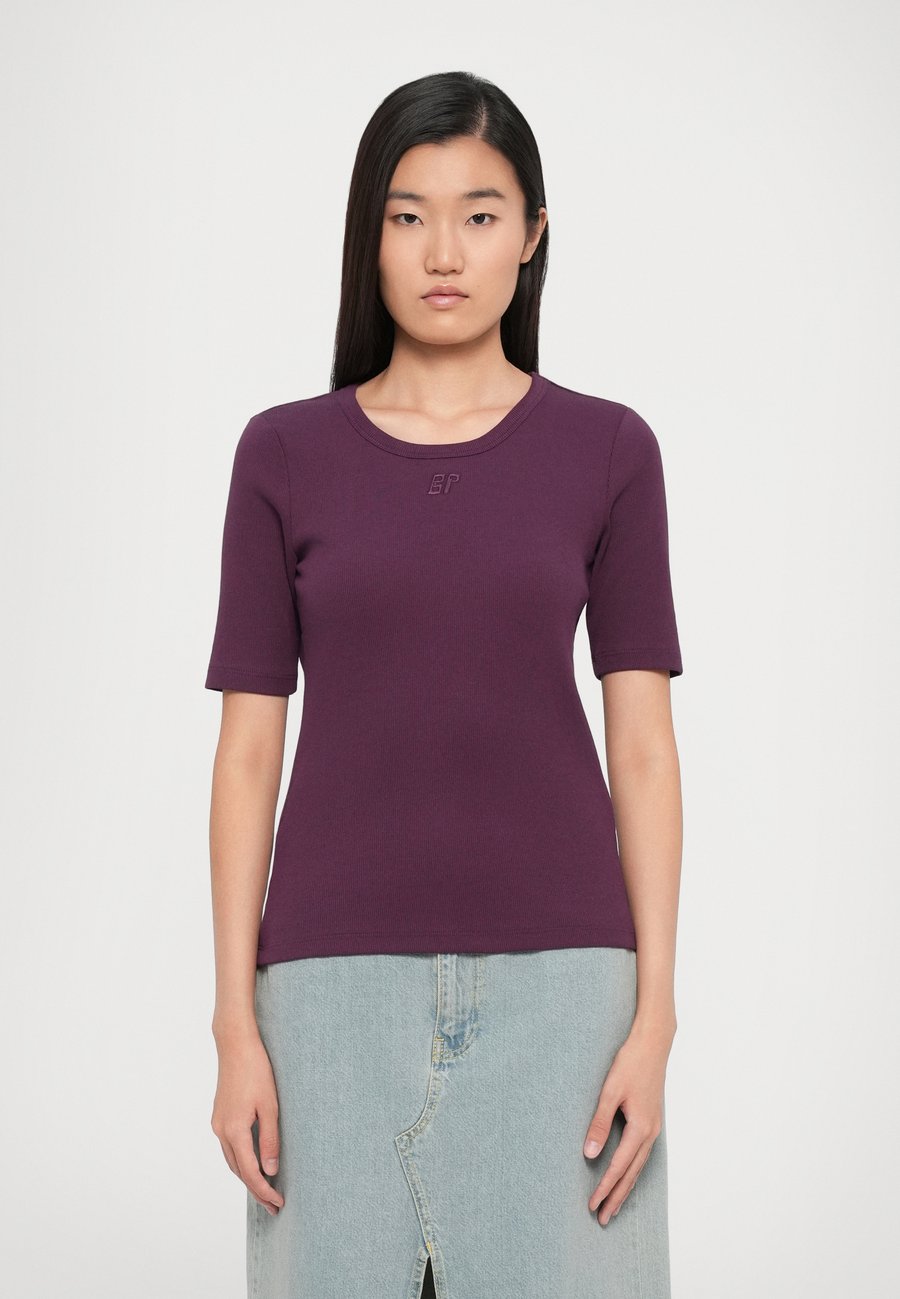 Футболка Baum und Pferdgarten JEALICE, Dark Red, Красный, Футболка Baum und Pferdgarten JEALICE, Dark Red
Футболка Baum und Pferdgarten JEALICE, Dark Red, Красный, Футболка Baum und Pferdgarten JEALICE, Dark Red