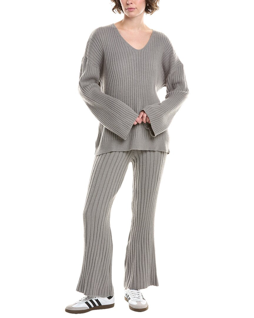 Комплект REVERIEE из 3 предметов: топ, брюки и шарф, серый
Комплект REVERIEE из 3 предметов: топ, брюки и шарф, серый