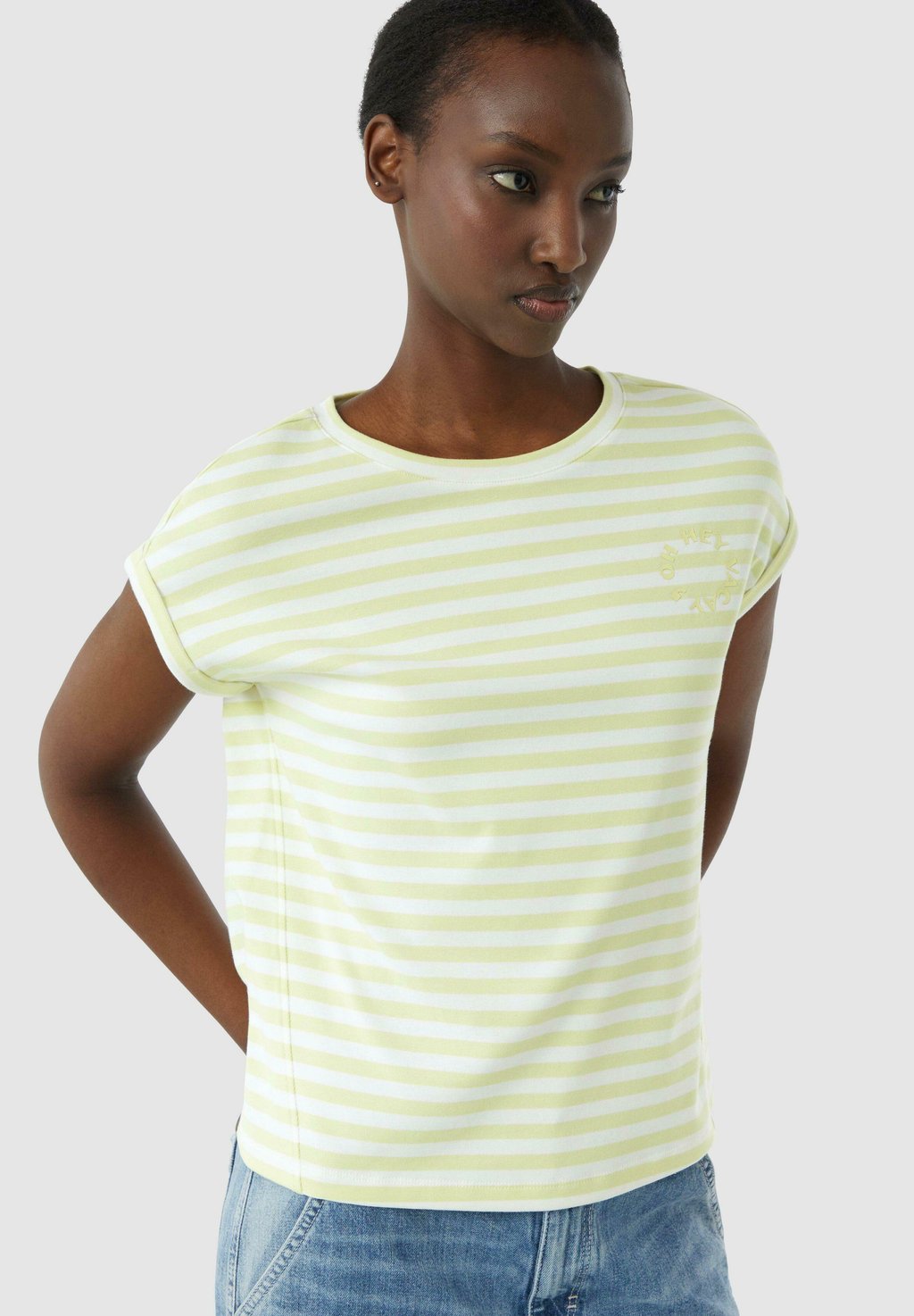 Футболка с принтом GESTREIFTES MIT ÜBERSCHNITTENEN SCHULTERN UND DETAIL comma casual identity, светло-зеленый 
Футболка с принтом GESTREIFTES MIT ÜBERSCHNITTENEN SCHULTERN UND DETAIL comma casual identity, светло-зеленый