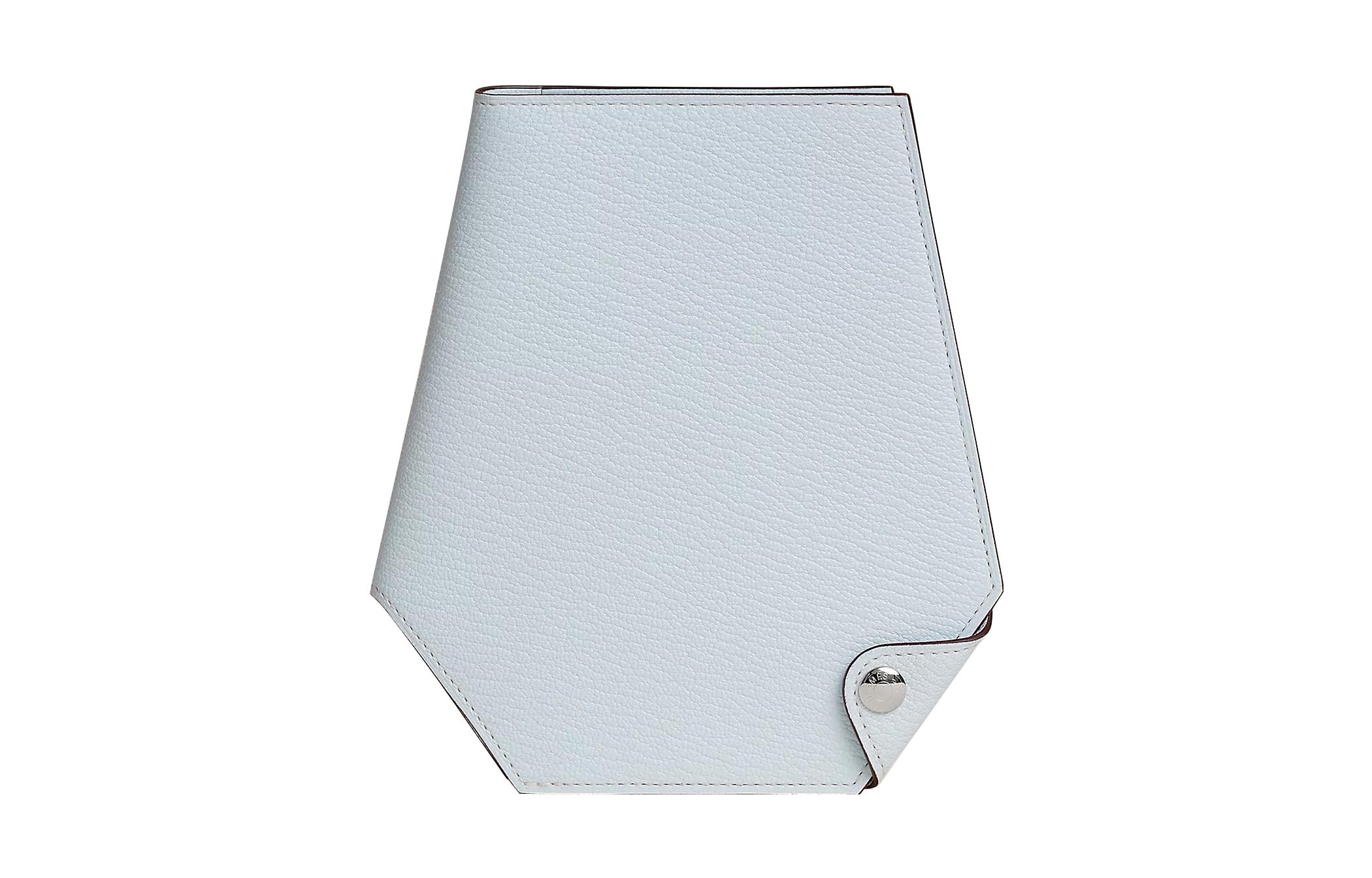 Клатч-кардхолдер из козьей кожи Mysore Clochette, мужской кошелек T0 Bleu Brume, дымчато-голубой HERMES
Клатч-кардхолдер из козьей кожи Mysore Clochette, мужской кошелек T0 Bleu Brume, дымчато-голубой HERMES