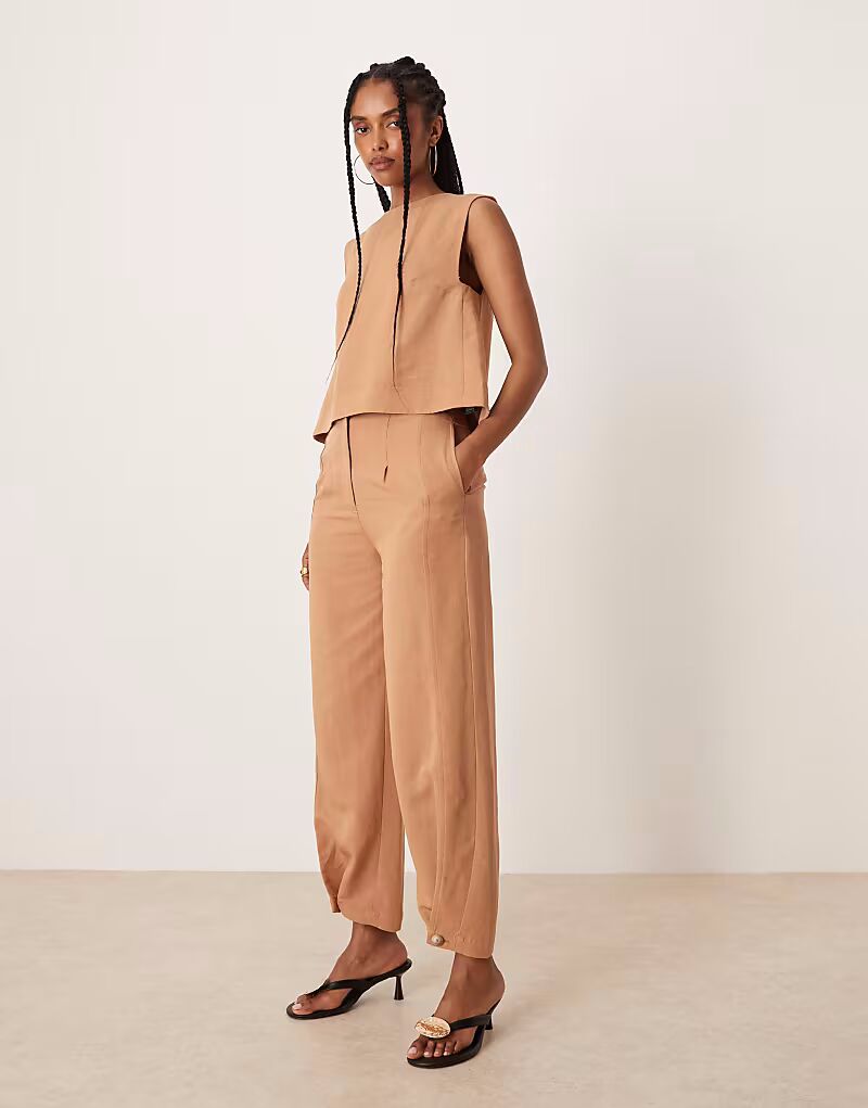 Льняные брюки с многосторонними хлястиками по низу, бежевого цвета Asos Design
Льняные брюки с многосторонними хлястиками по низу, бежевого цвета Asos Design