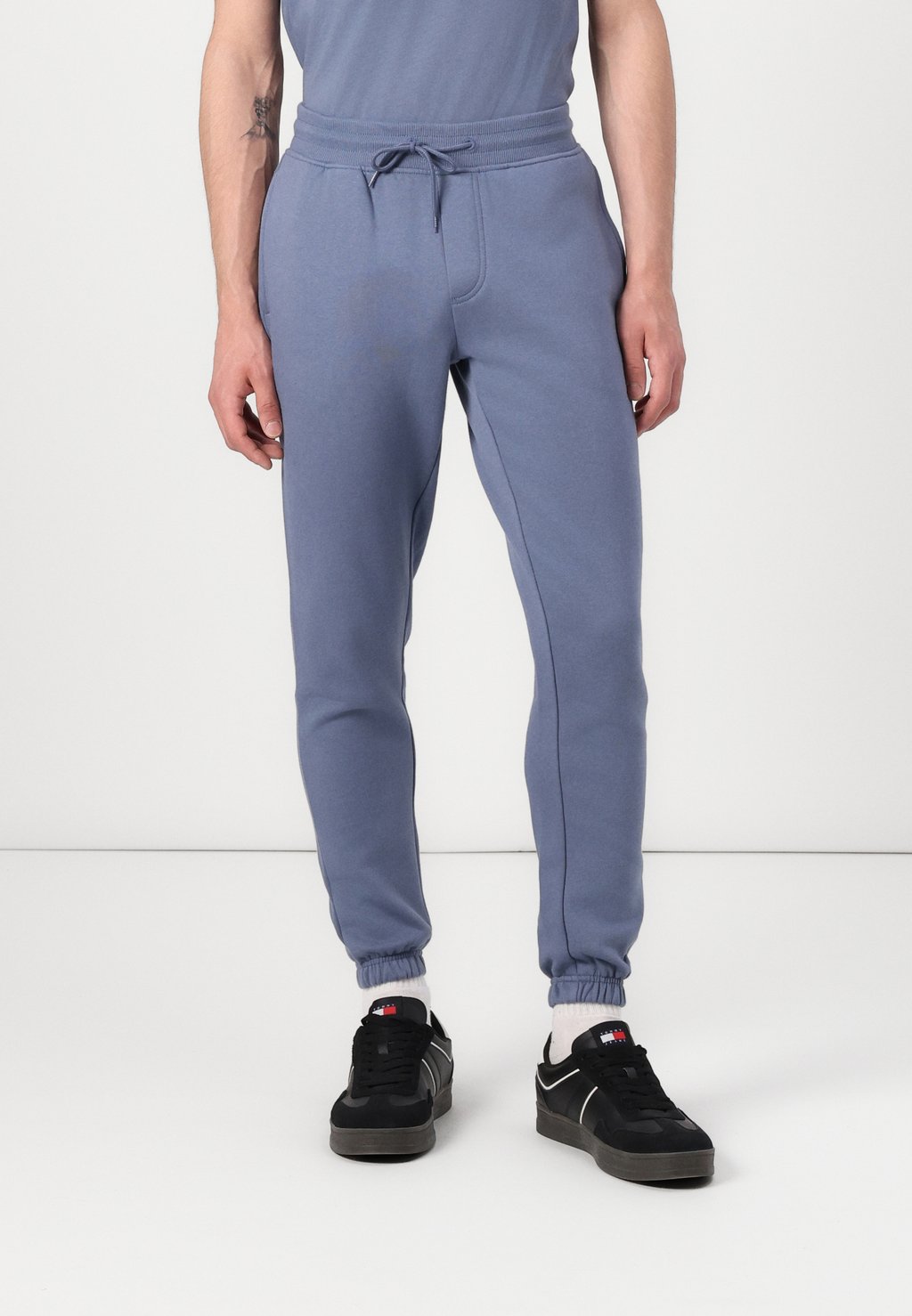 Базовая футболка TEE Tommy Jeans, антрацит
Базовая футболка TEE Tommy Jeans, антрацит