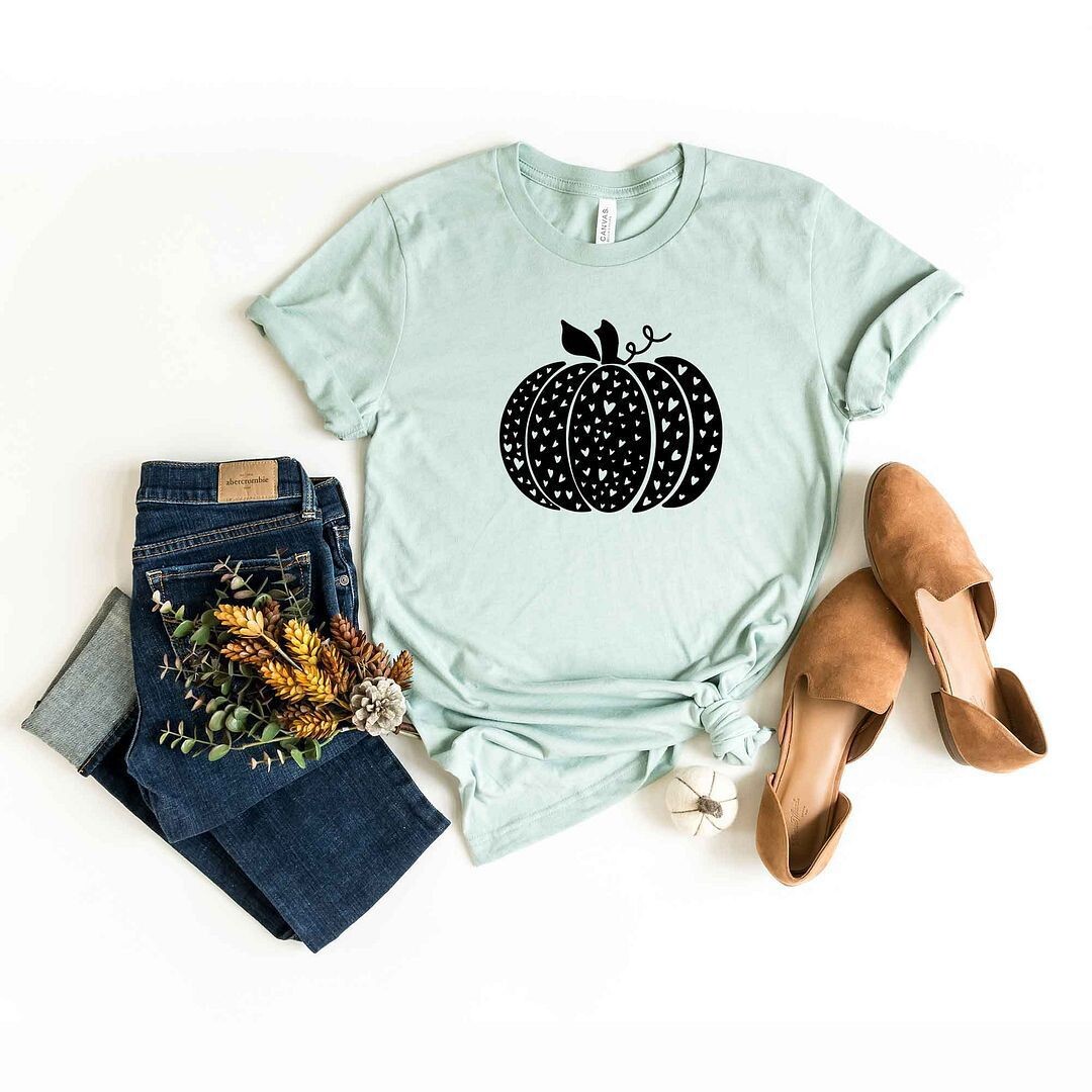 Футболка с короткими рукавами и рисунком тыквы в форме сердца Simply Sage Market
Футболка с короткими рукавами и рисунком тыквы в форме сердца Simply Sage Market